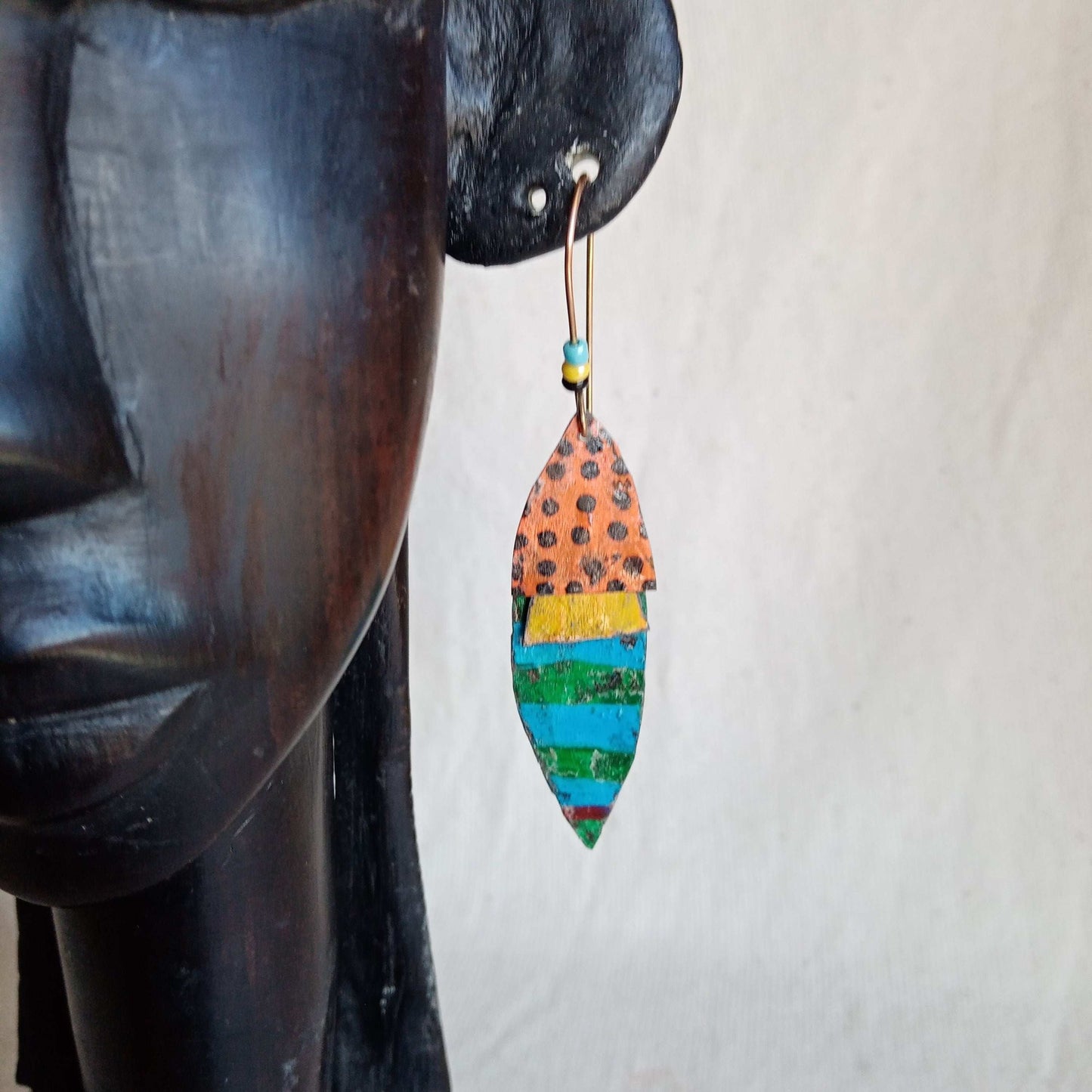 Boucles d'oreilles légères uniques fait main en laiton oranges bleues jaunes.. composées de plusieurs pièces mobiles