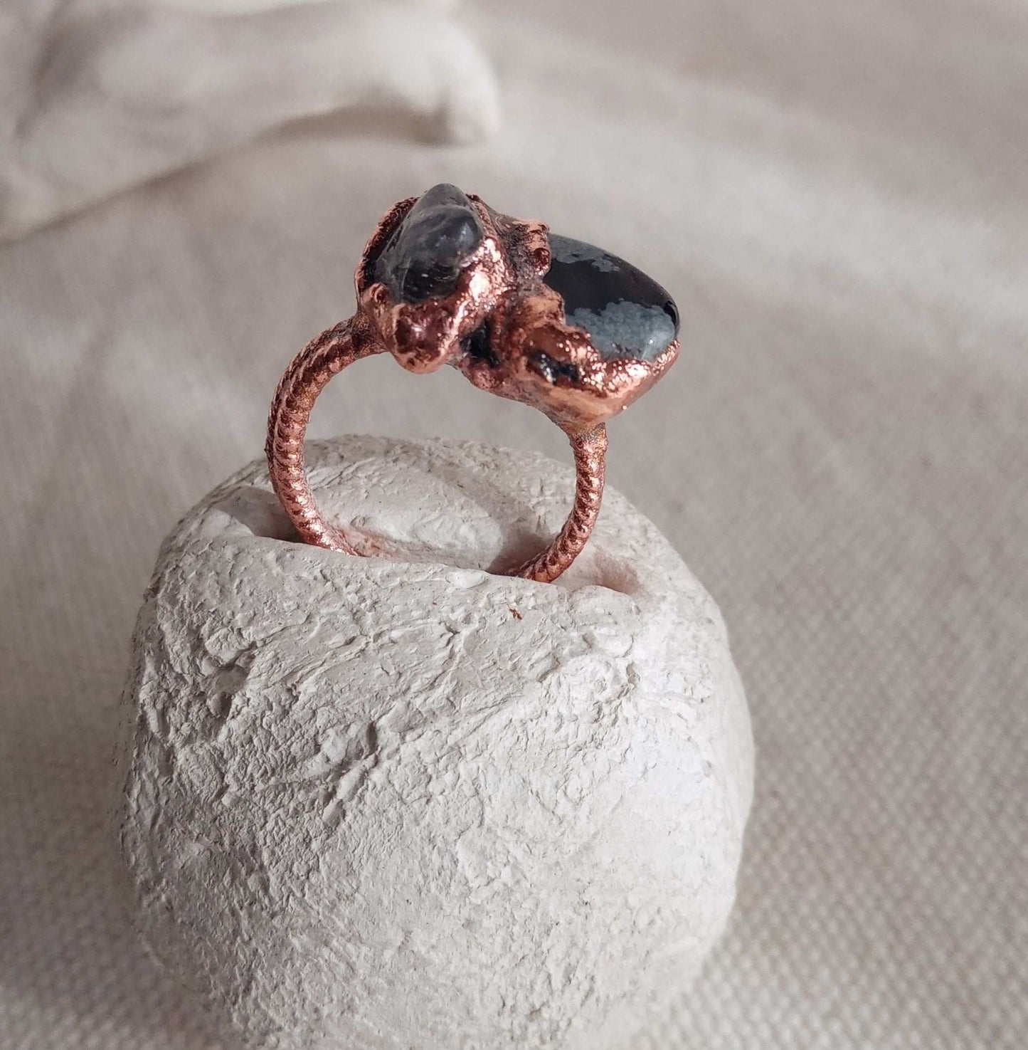 Bague T 51 brutaliste obsidienne et quartz fumé
