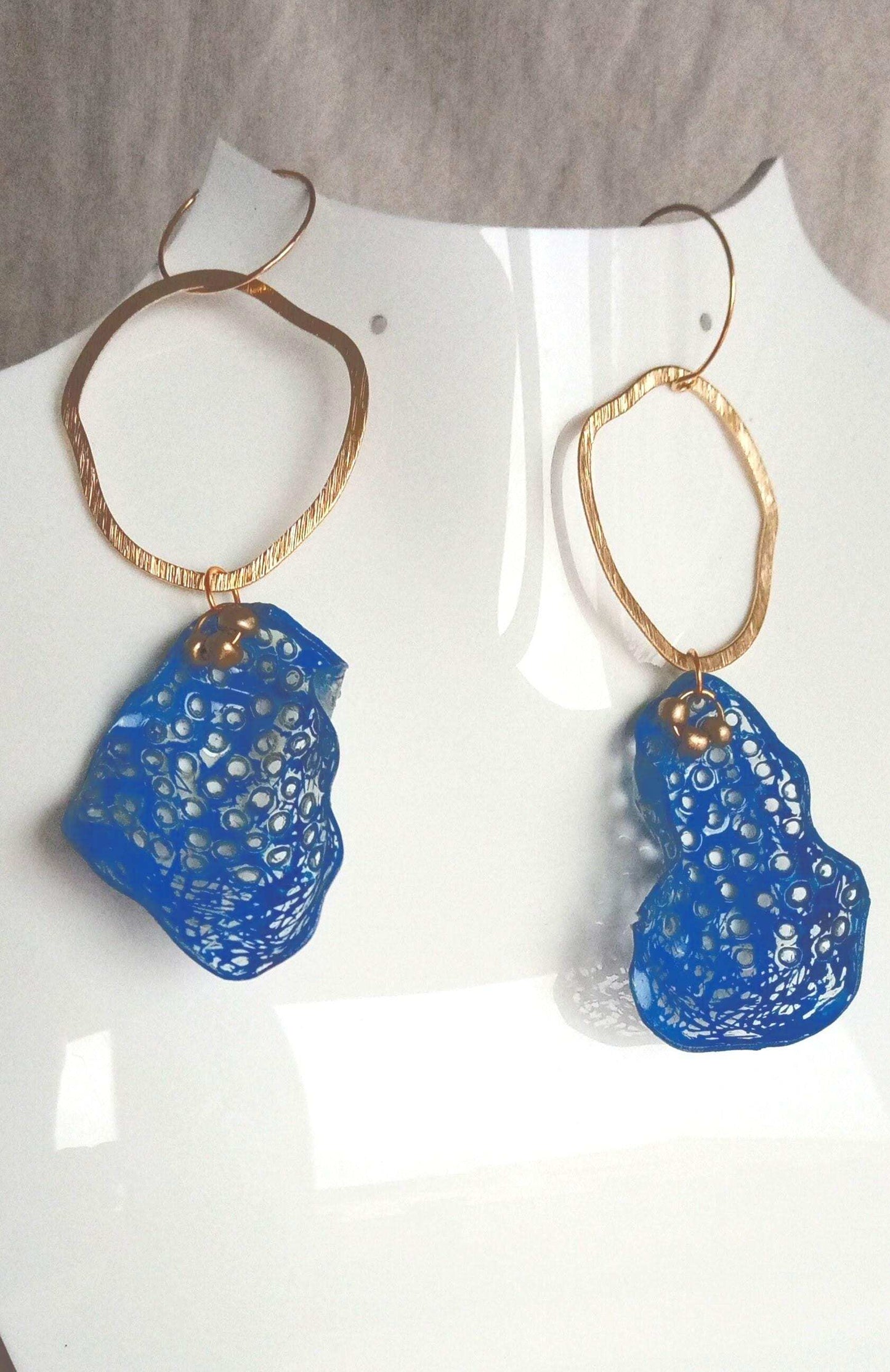 Boucles d'oreilles longues 10 cm bleues plastique upcycling