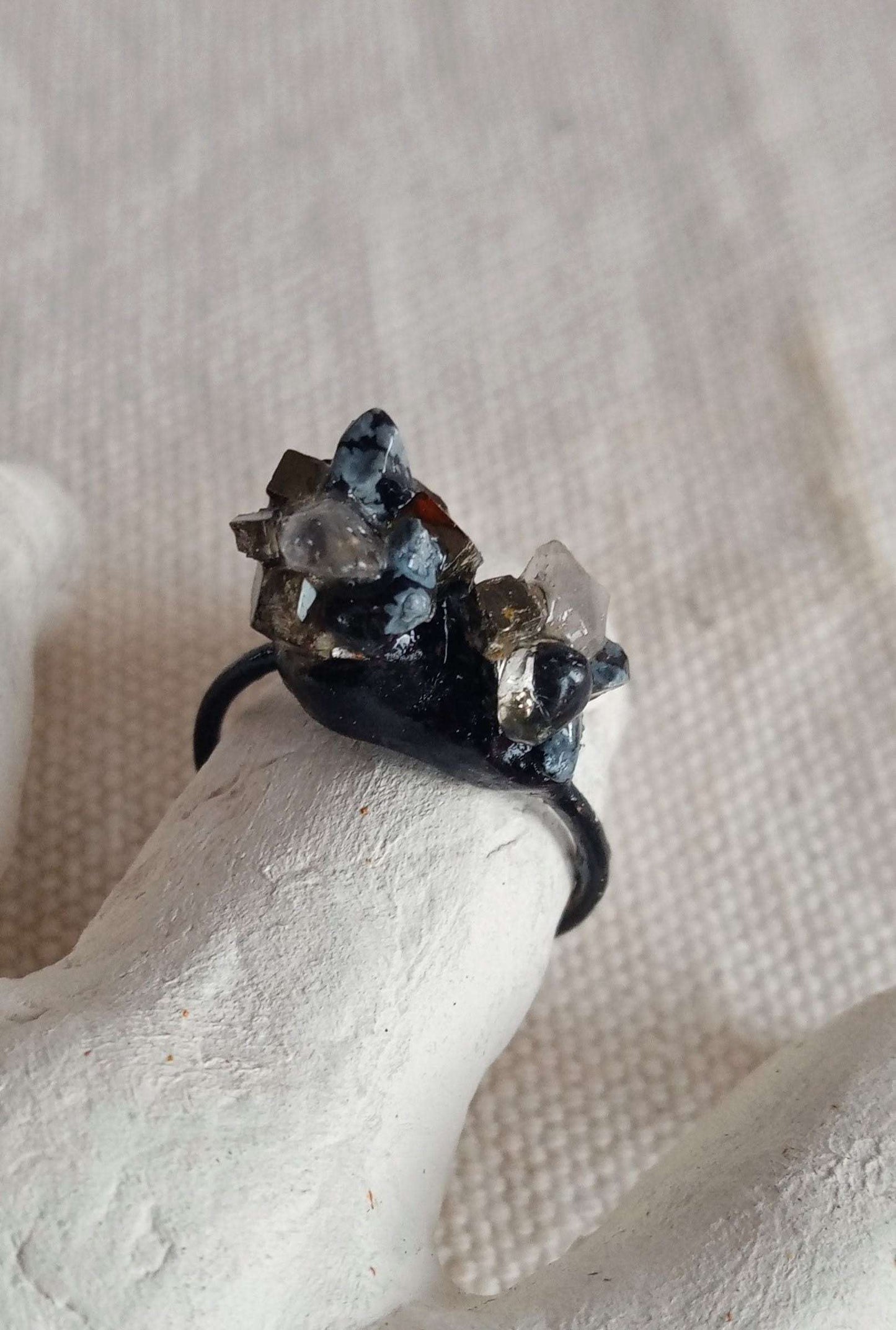 Bague contemporaine en étain et pierres naturelles.