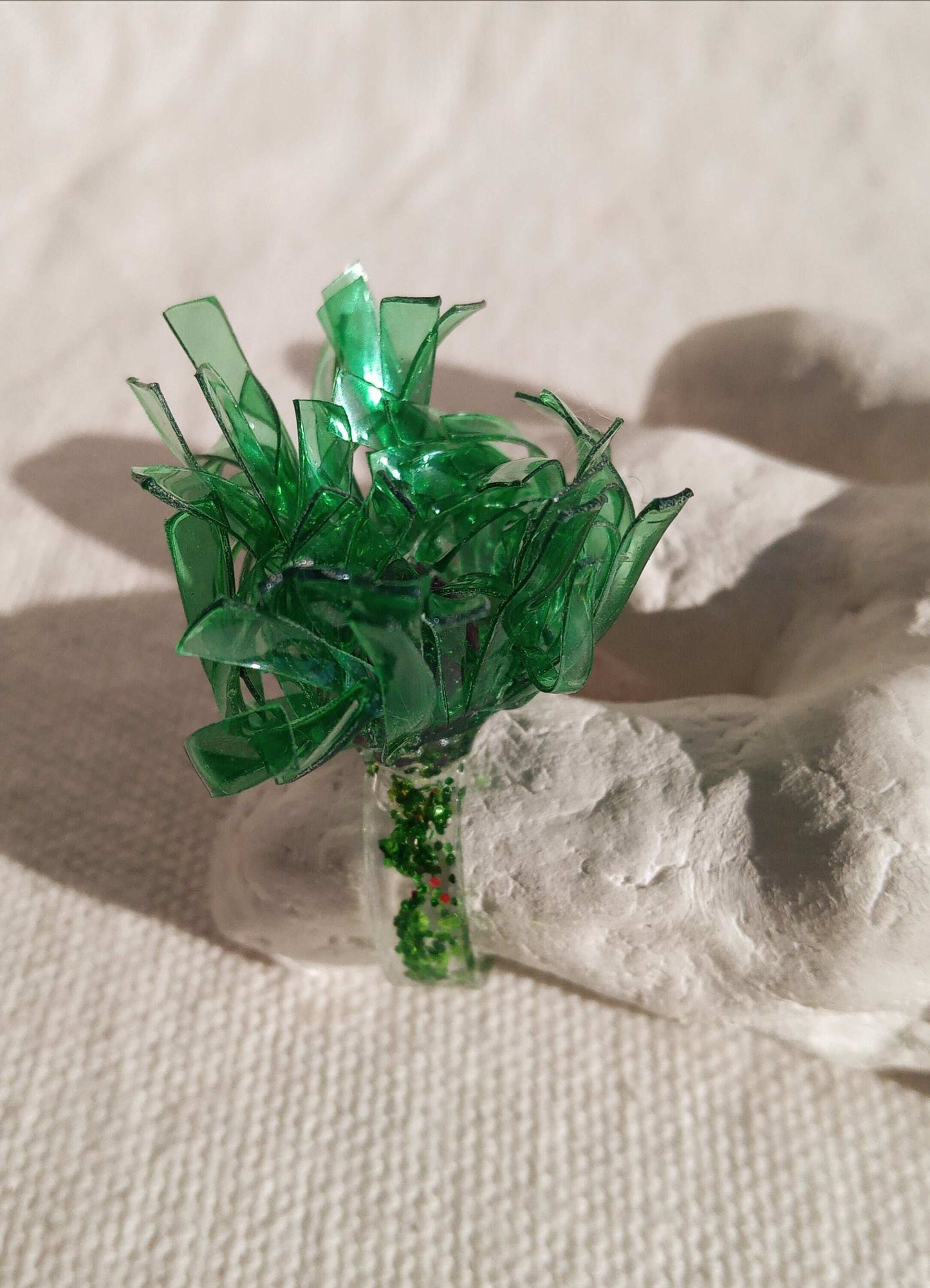 Bague T57 fleur verte au coeur violet en plastique surcyclé