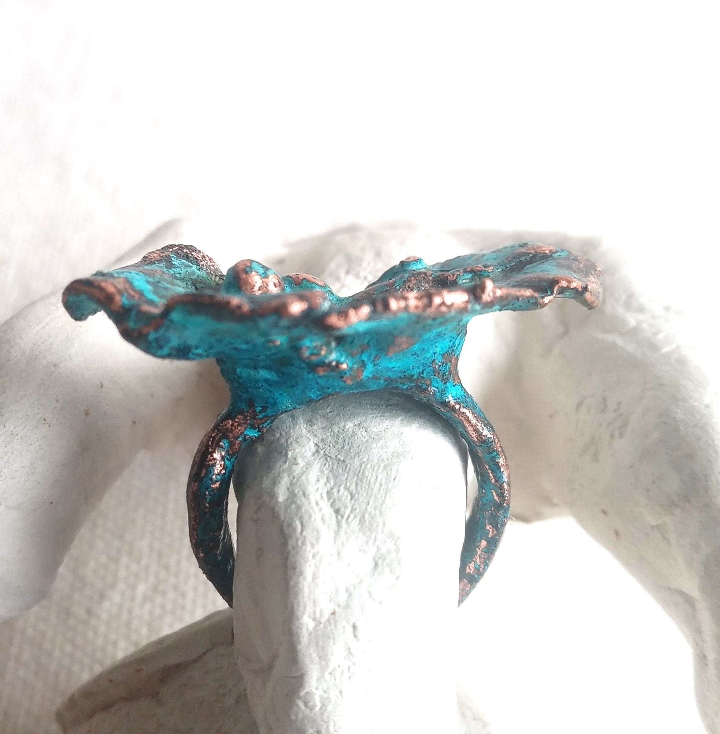 Bague T 58 organique cuivre bleuté fait main