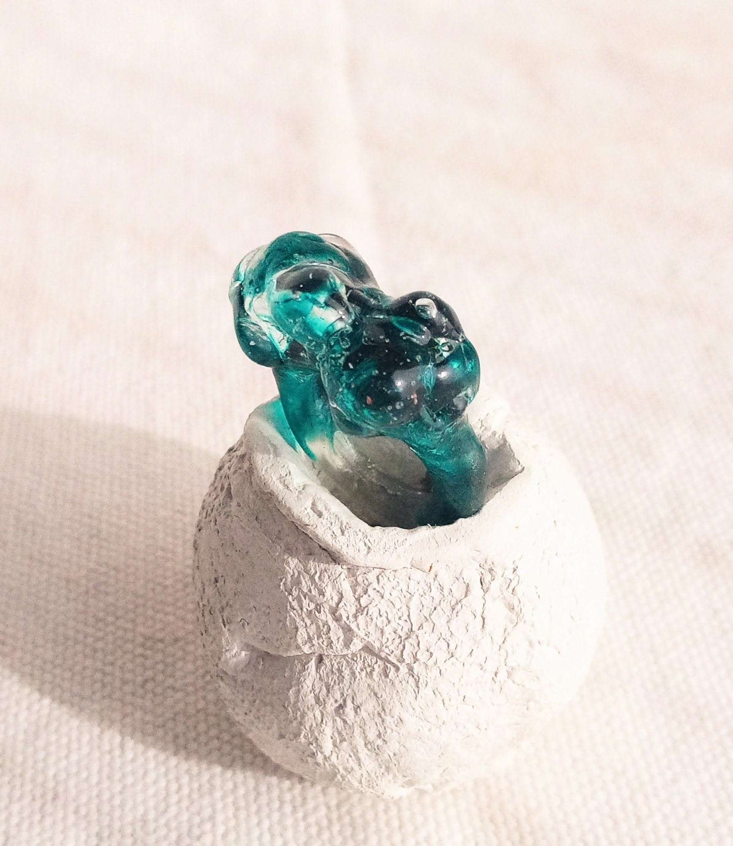 Bague T49 tie and dye bleu turquoise , lumineuse, unique.