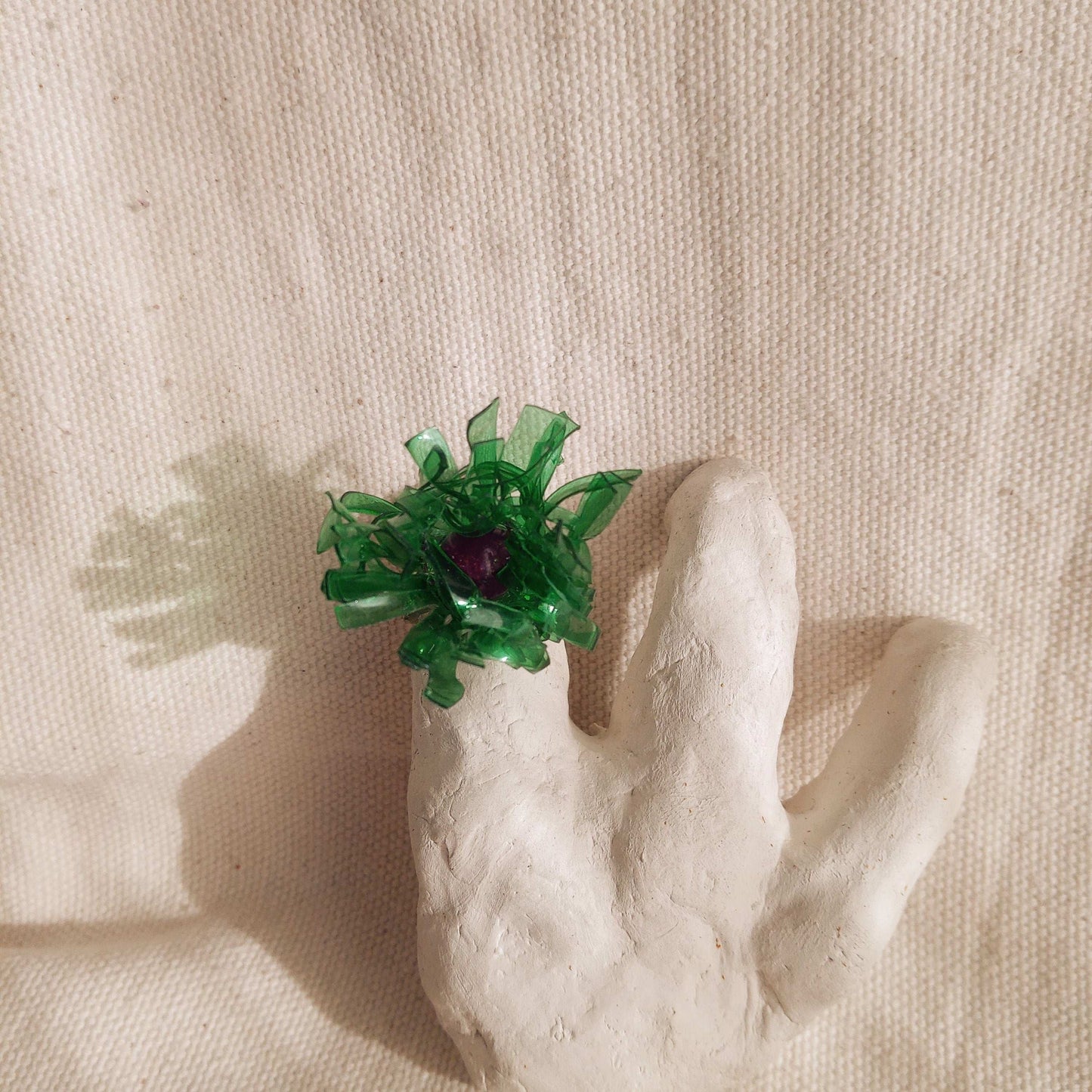 Bague T57 fleur verte au coeur violet en plastique surcyclé