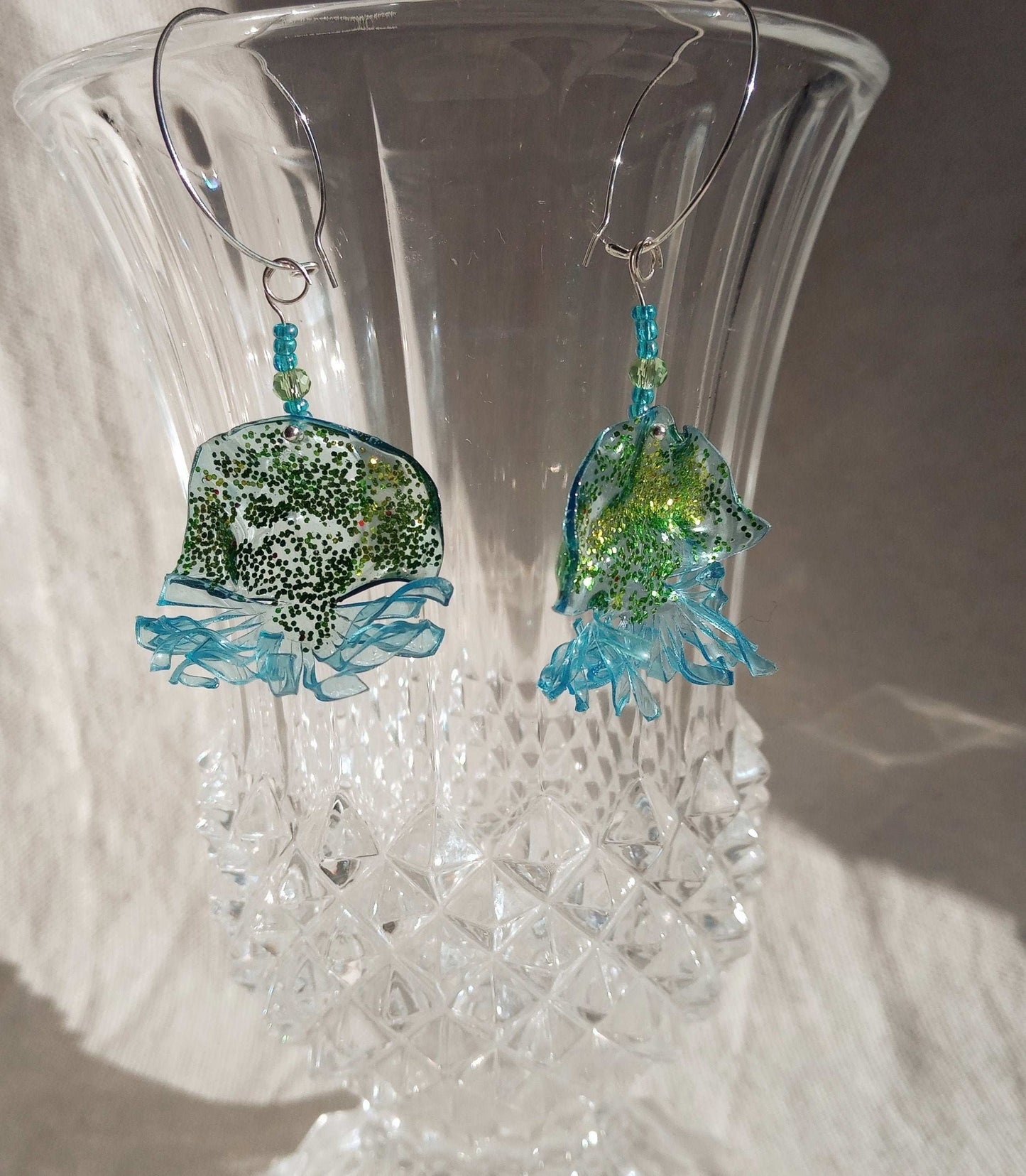 Créoles méduses bleues vert plastique upcycling