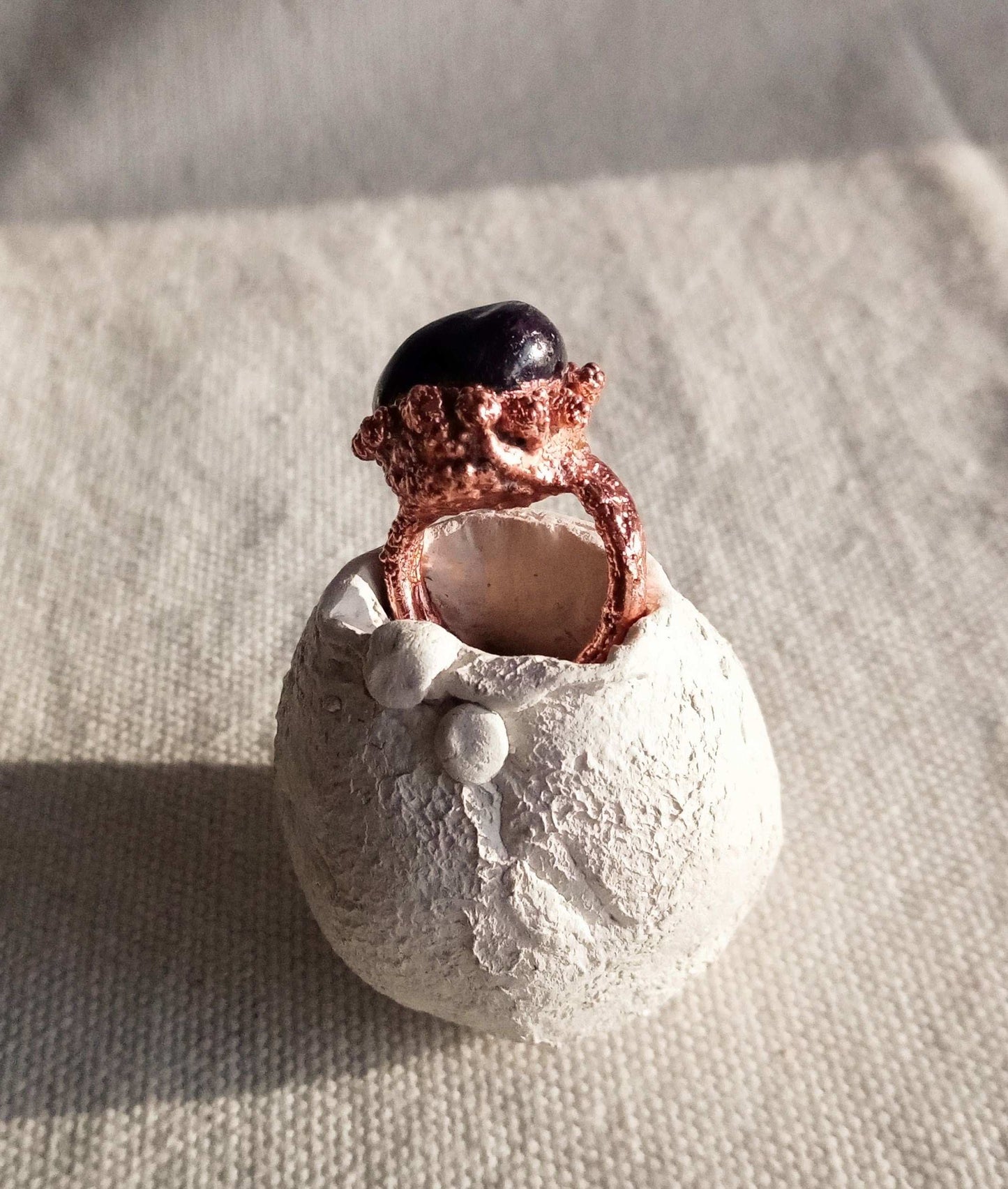 Bague T 49 améthyste sur cuivre style brutaliste