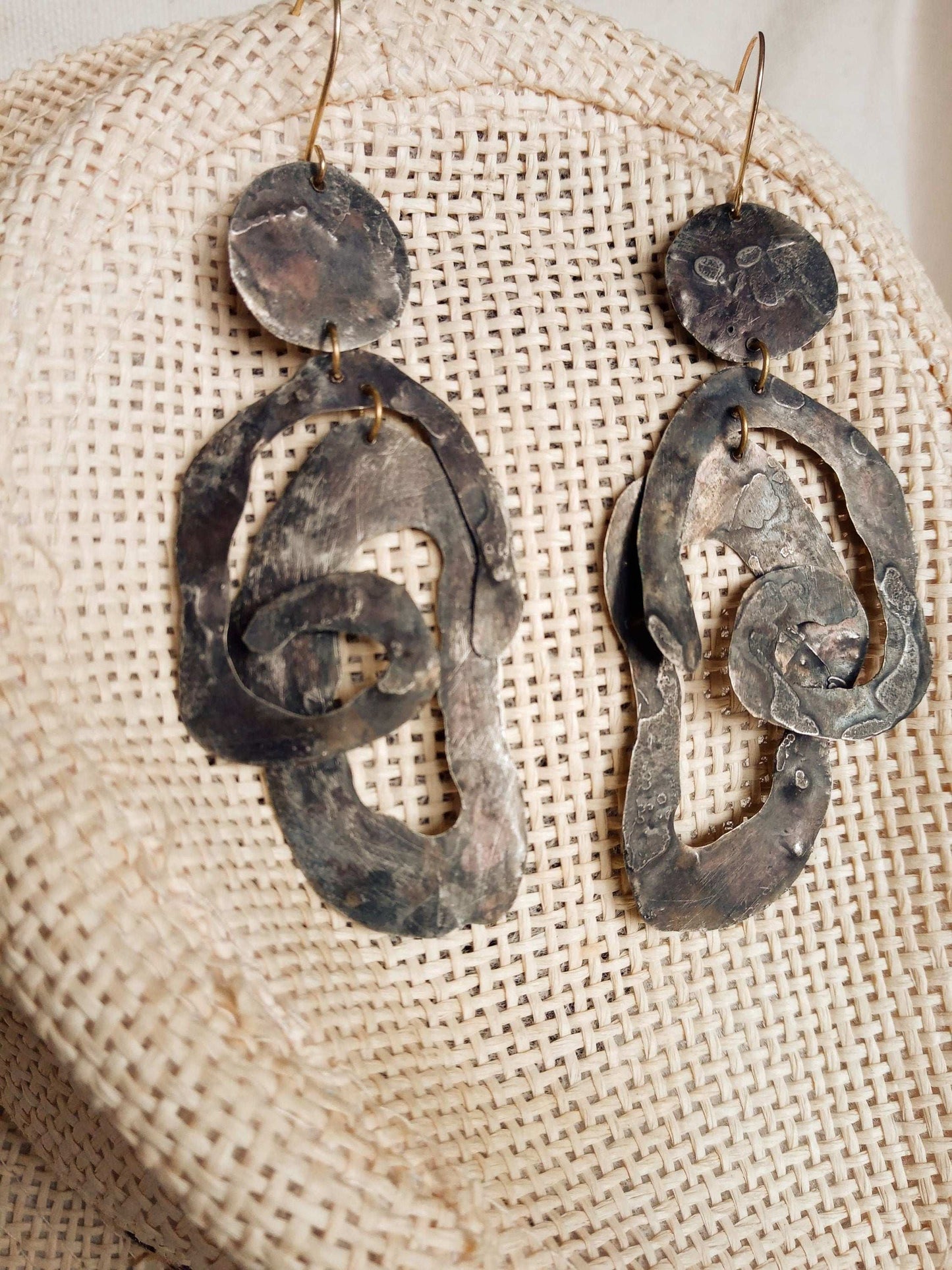 Boucles d'oreilles laiton noires bohême, très originales et légères