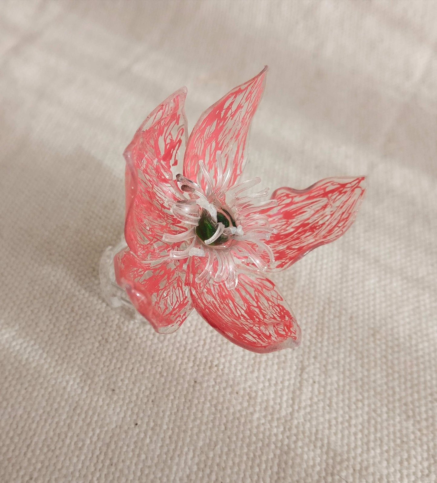 Bague T49 fleur rouge coeur vert en plastique surcyclé