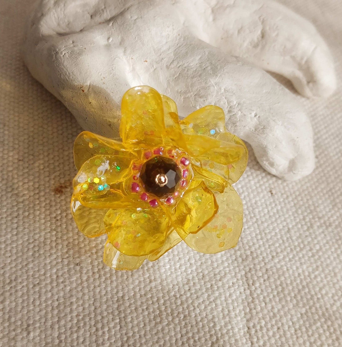 Bague T50 fleur jaune coeur rose en plastique upcycling