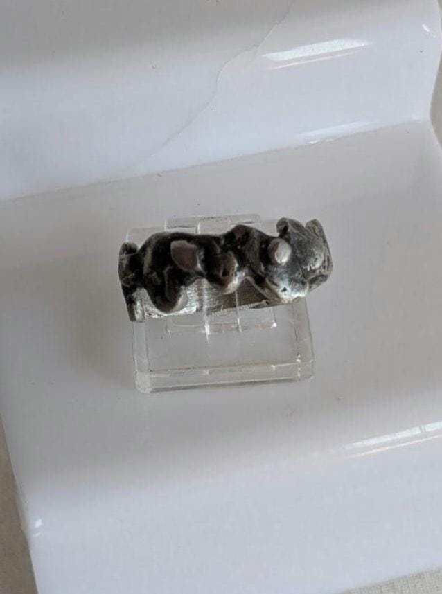 Bague anneau brutaliste contemporaine T62 étain massif vieilli