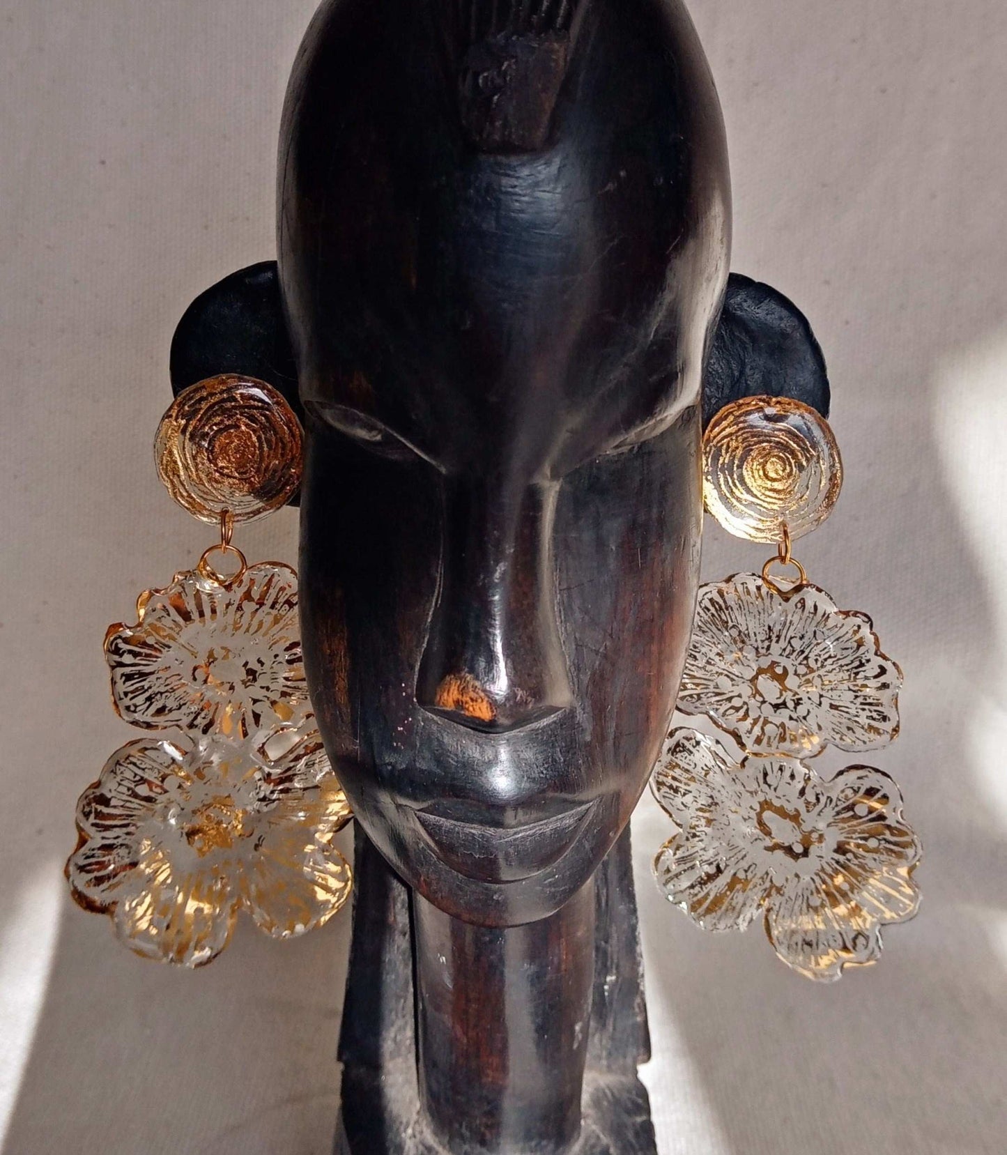 Clous d'oreilles fleurs dorées pendantes longues bohèmes fait main