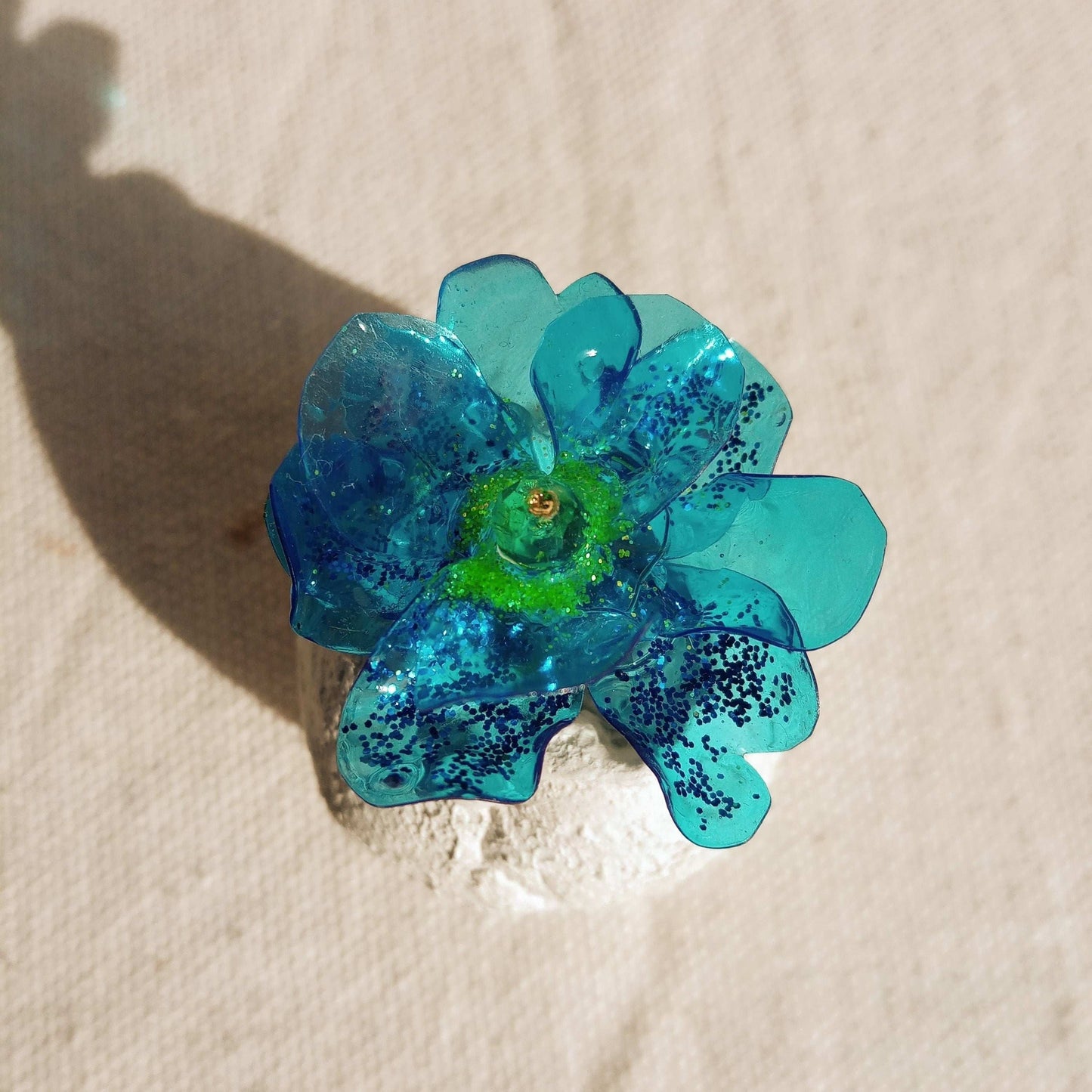 Bague T53 fleur bleu pailleté en plastique surcyclé