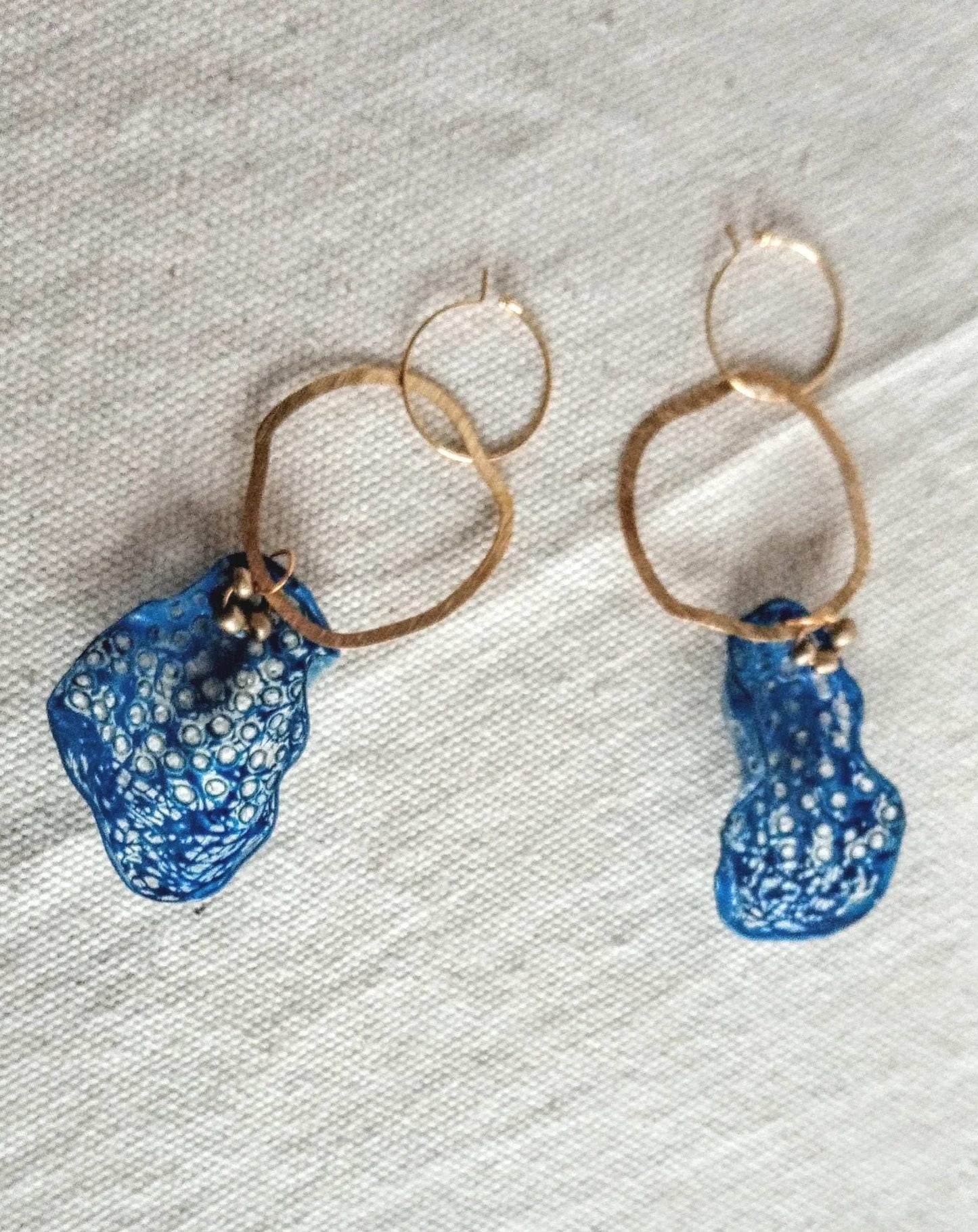 Boucles d'oreilles longues 10 cm bleues plastique upcycling