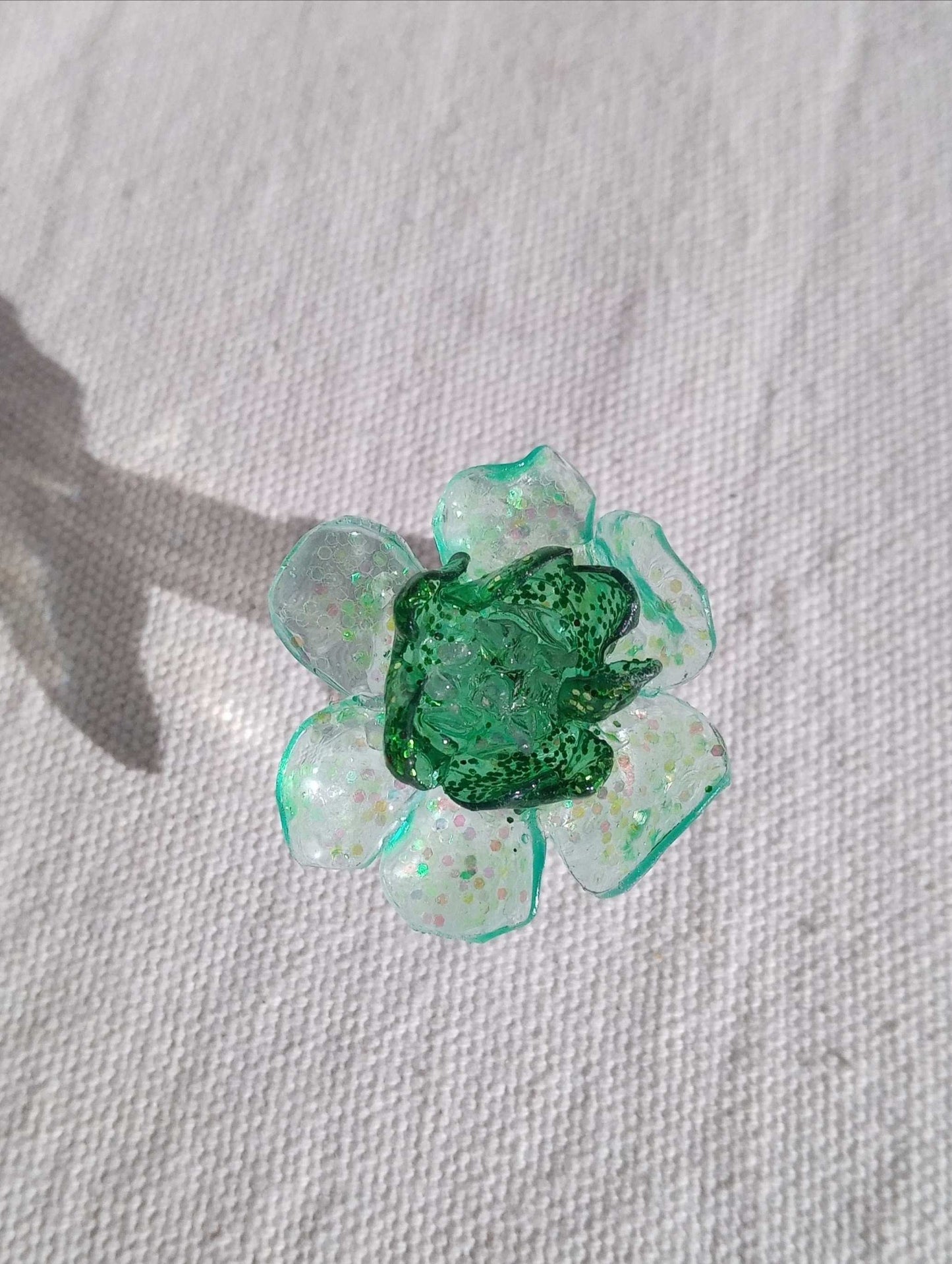 Bague T55 fleur verte en plastique pailleté surcyclé