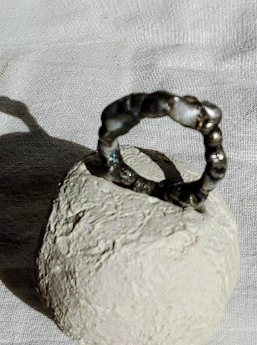 Bague anneau brutaliste contemporaine T51 étain touches blanc nacré