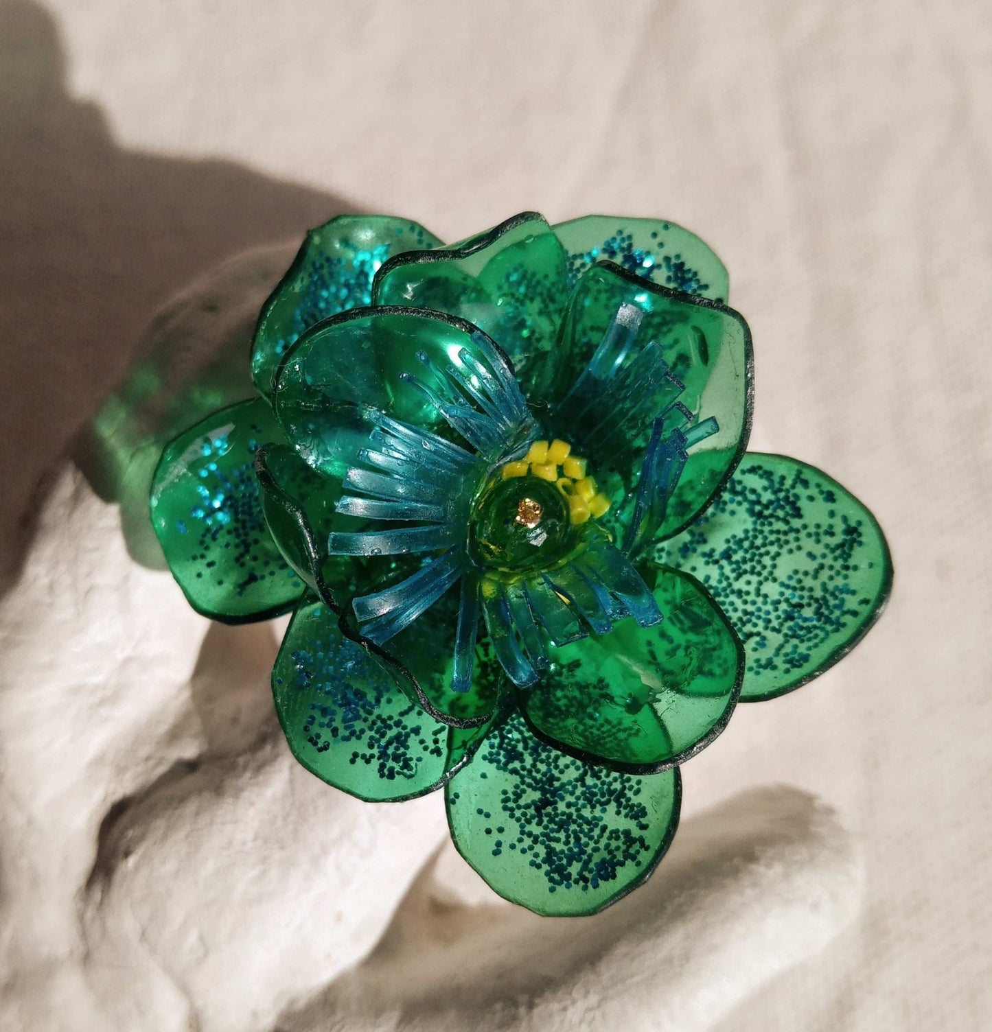 Bague T56 fleur verte pailletée coeur jaune upcycling