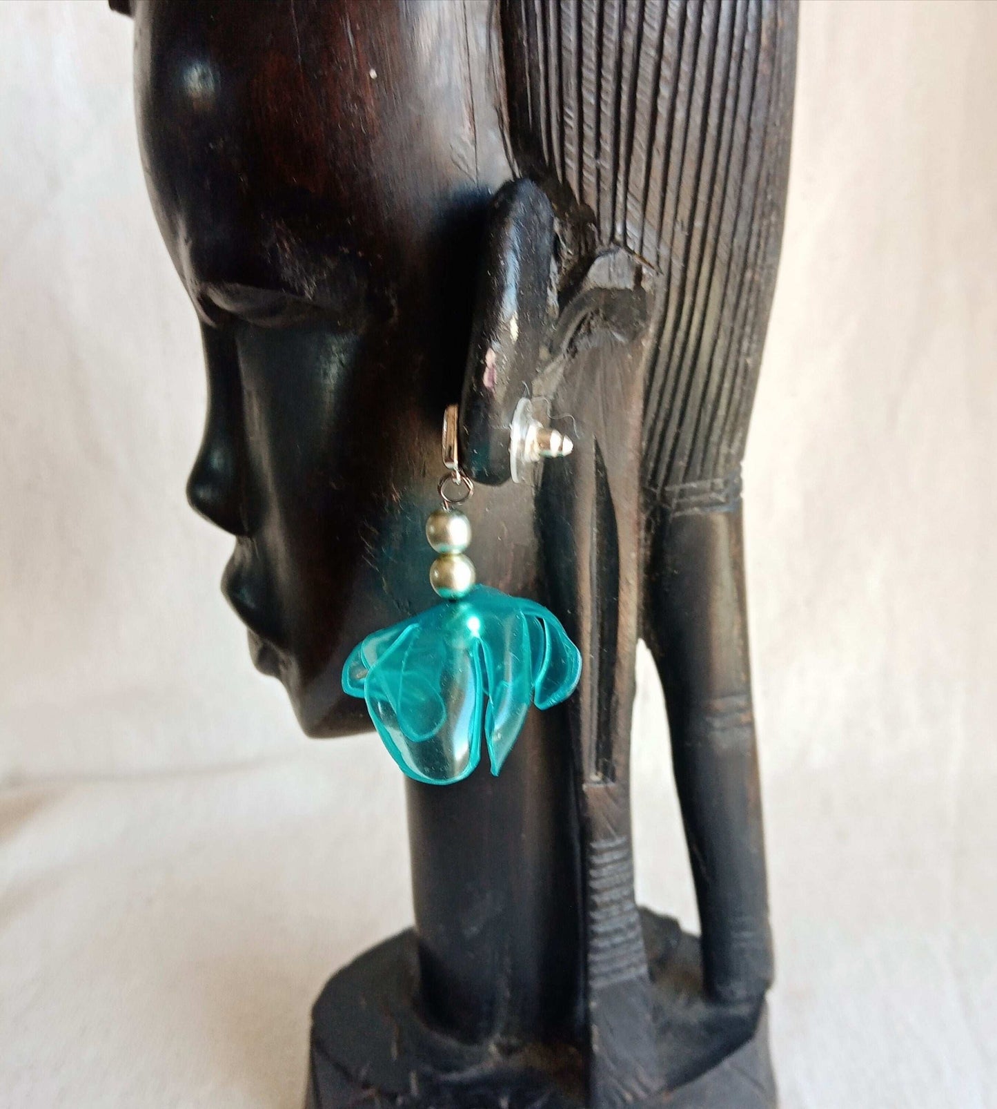 Clous d'oreillesfait main bleu fleurs plastique upcycling