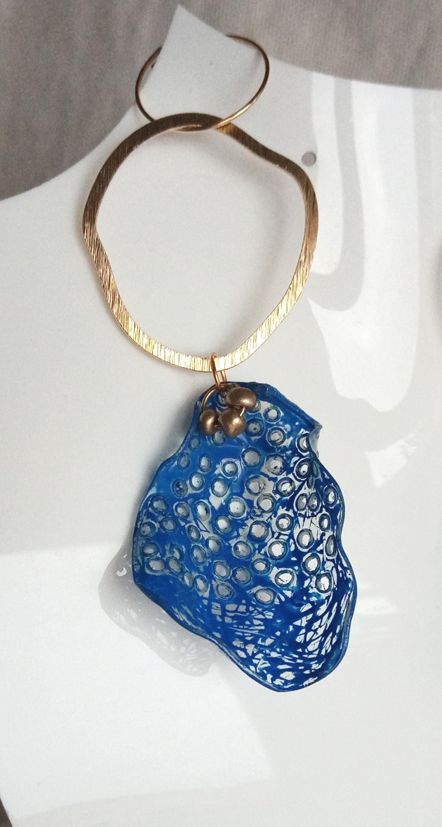 Boucles d'oreilles longues 10 cm bleues plastique upcycling