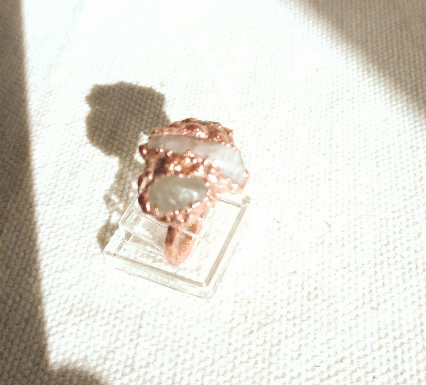 Bague pierres naturelles quartz rose cuivre électroformé style brutaliste