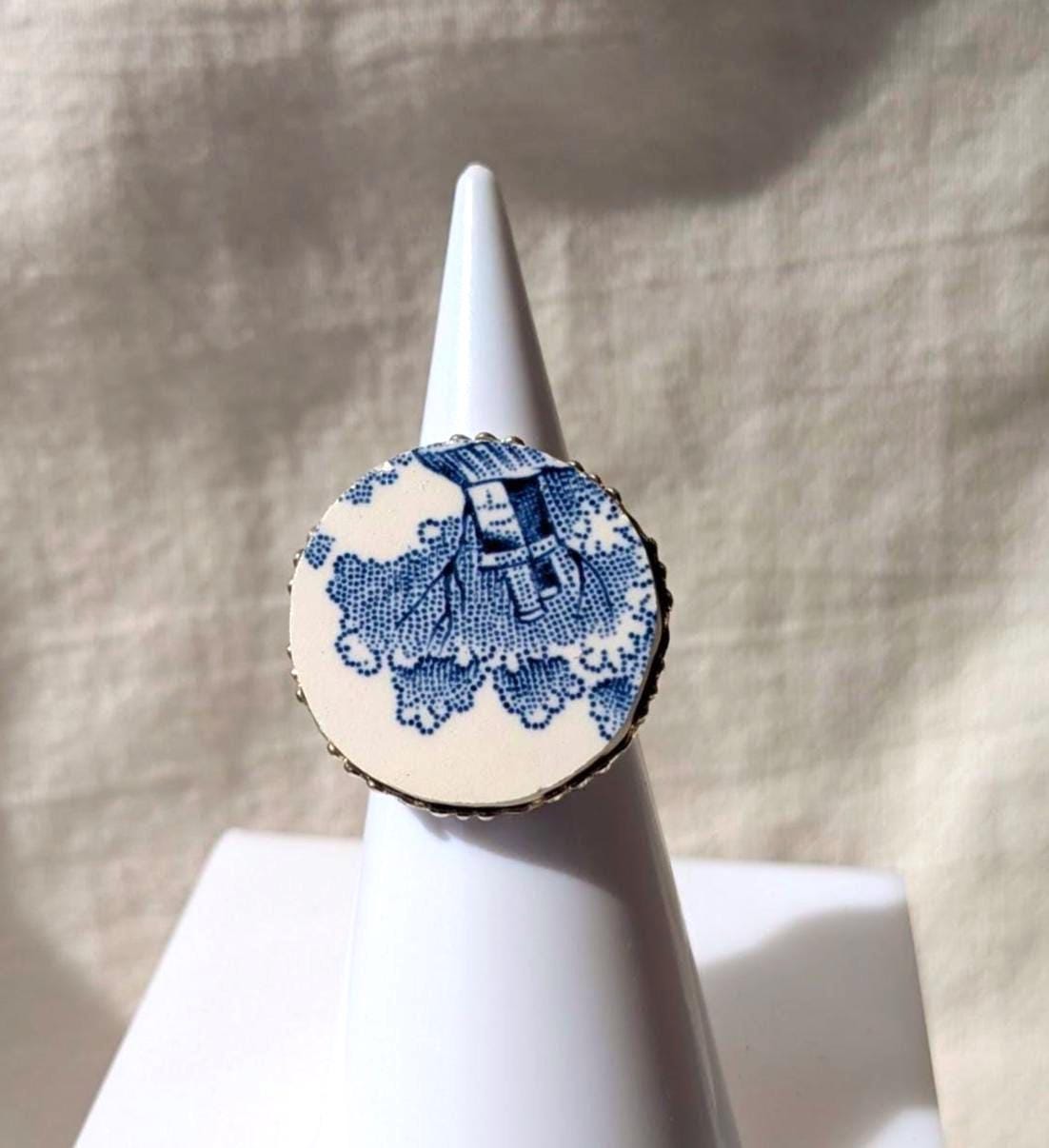 Bague faïence ancienne réglable bleu blanche