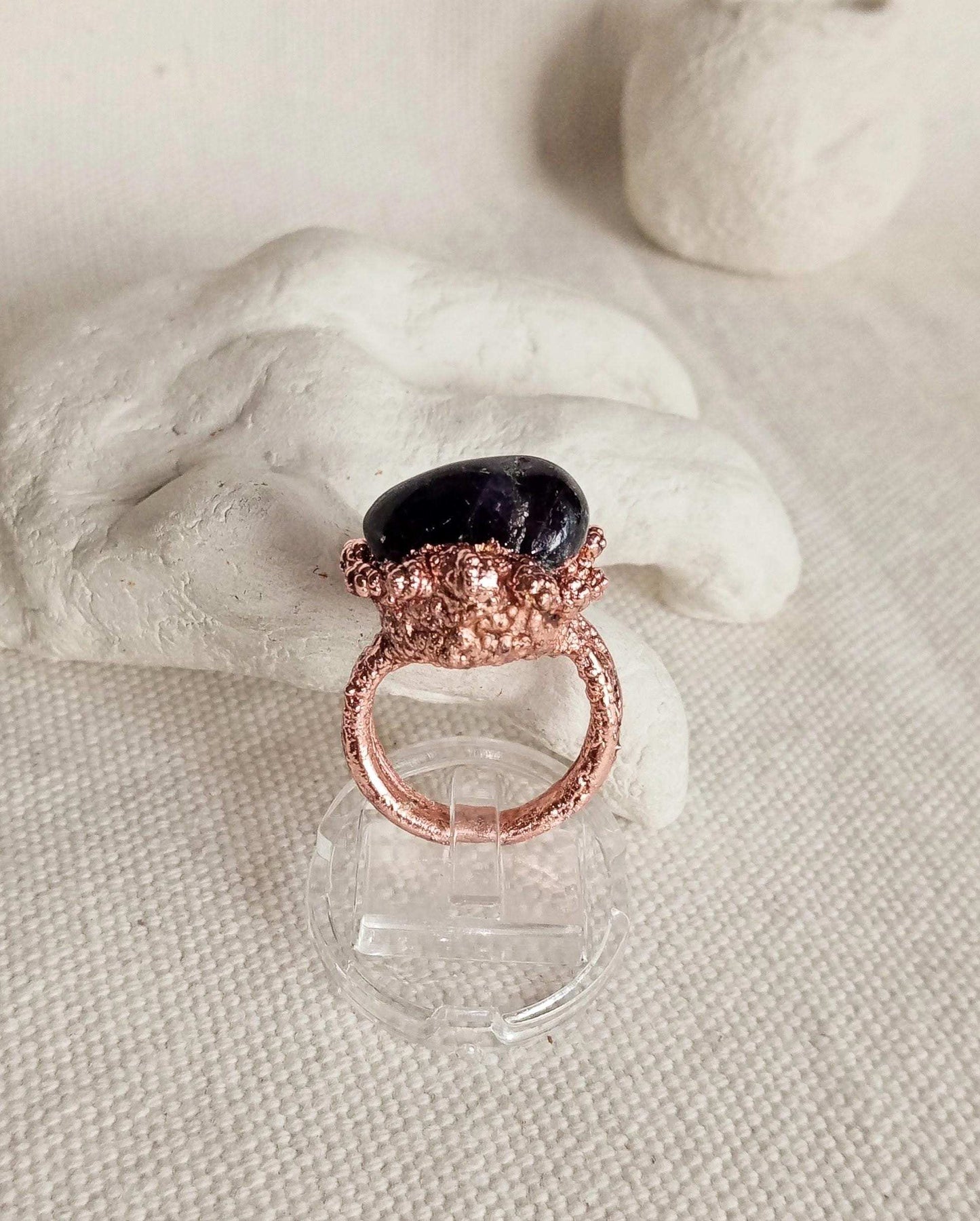 Bague T 49 améthyste sur cuivre style brutaliste