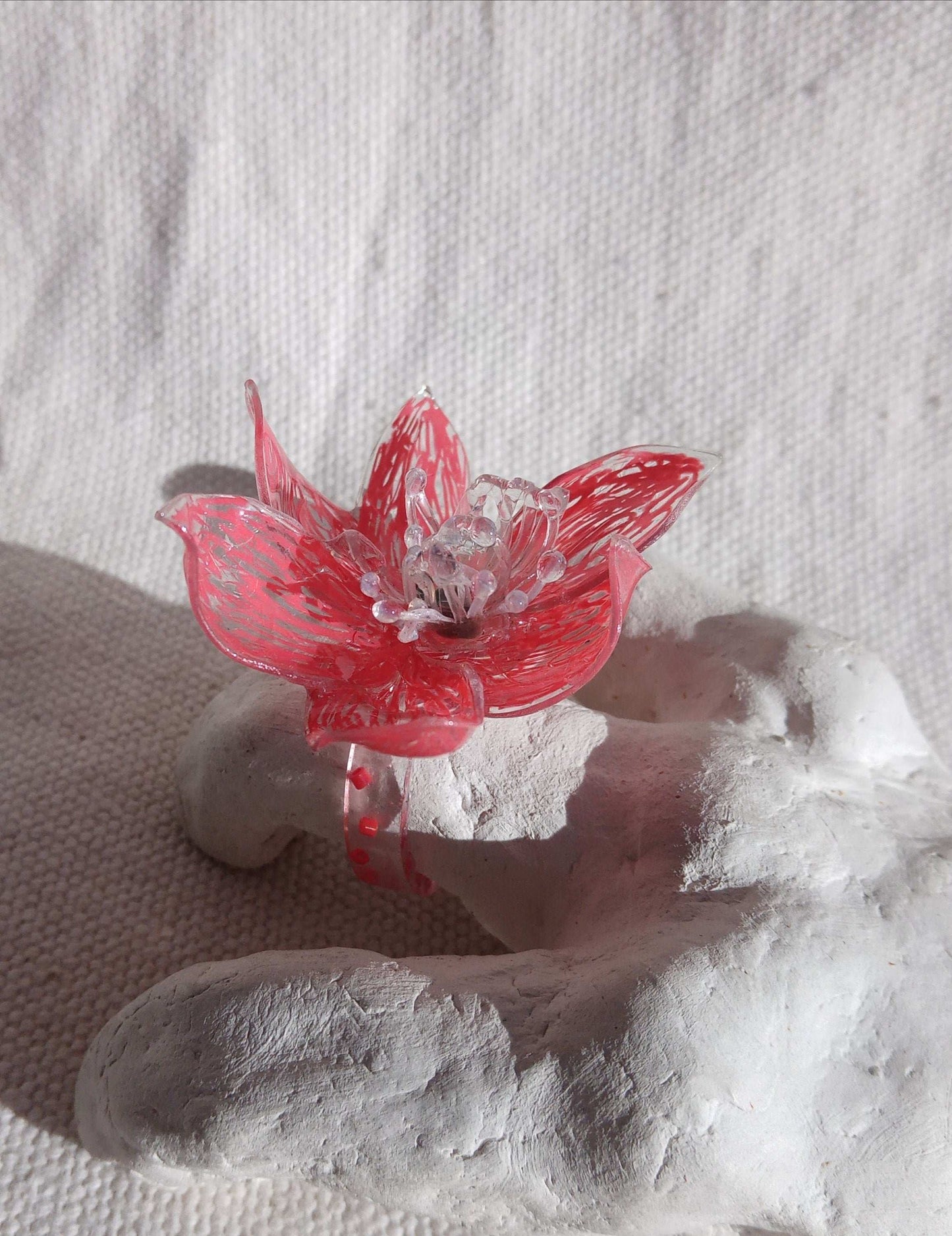 Bague T62 fleur rouge a coeur vert upcycling