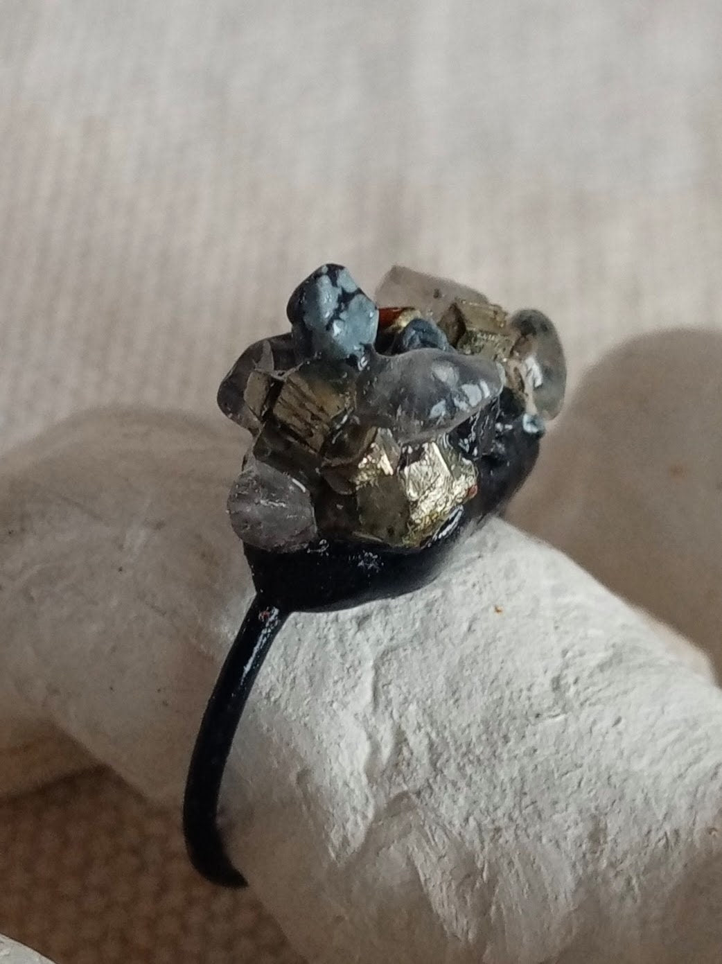 Bague contemporaine en étain et pierres naturelles.