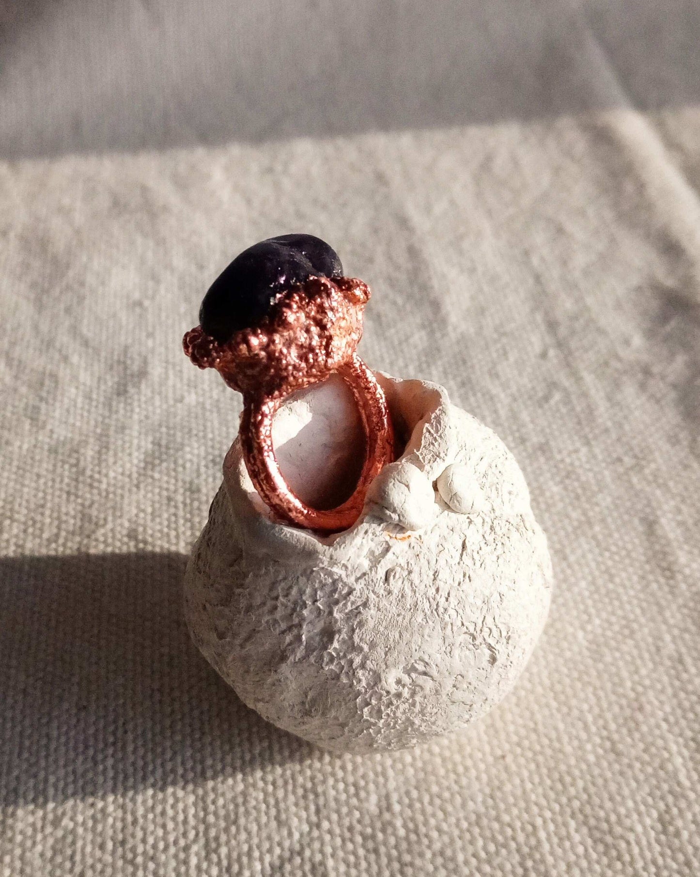Bague T 49 améthyste sur cuivre style brutaliste