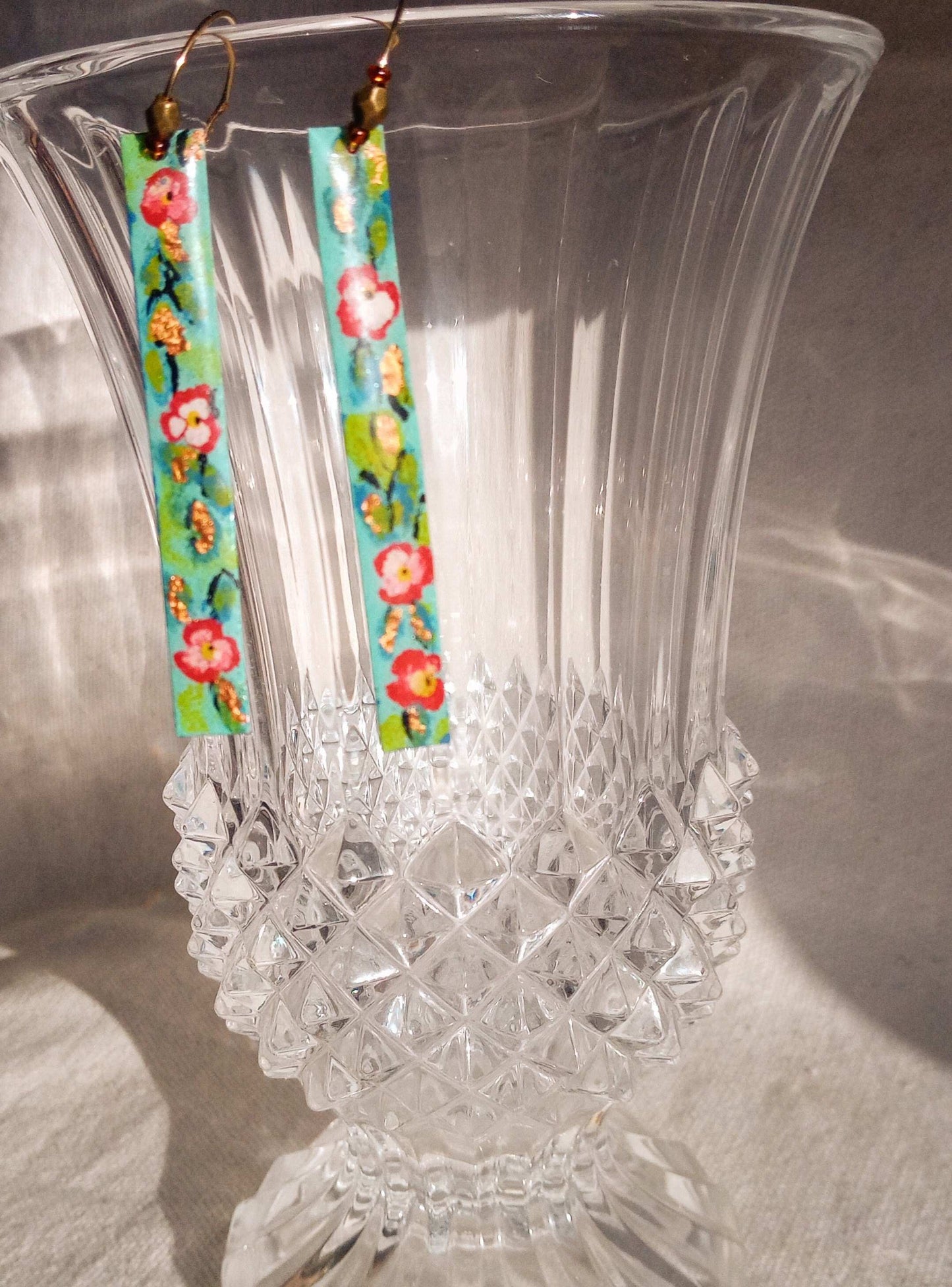 Boucles fait main pendantes bleues avec fleurs, bohèmes shabi chic, laiton