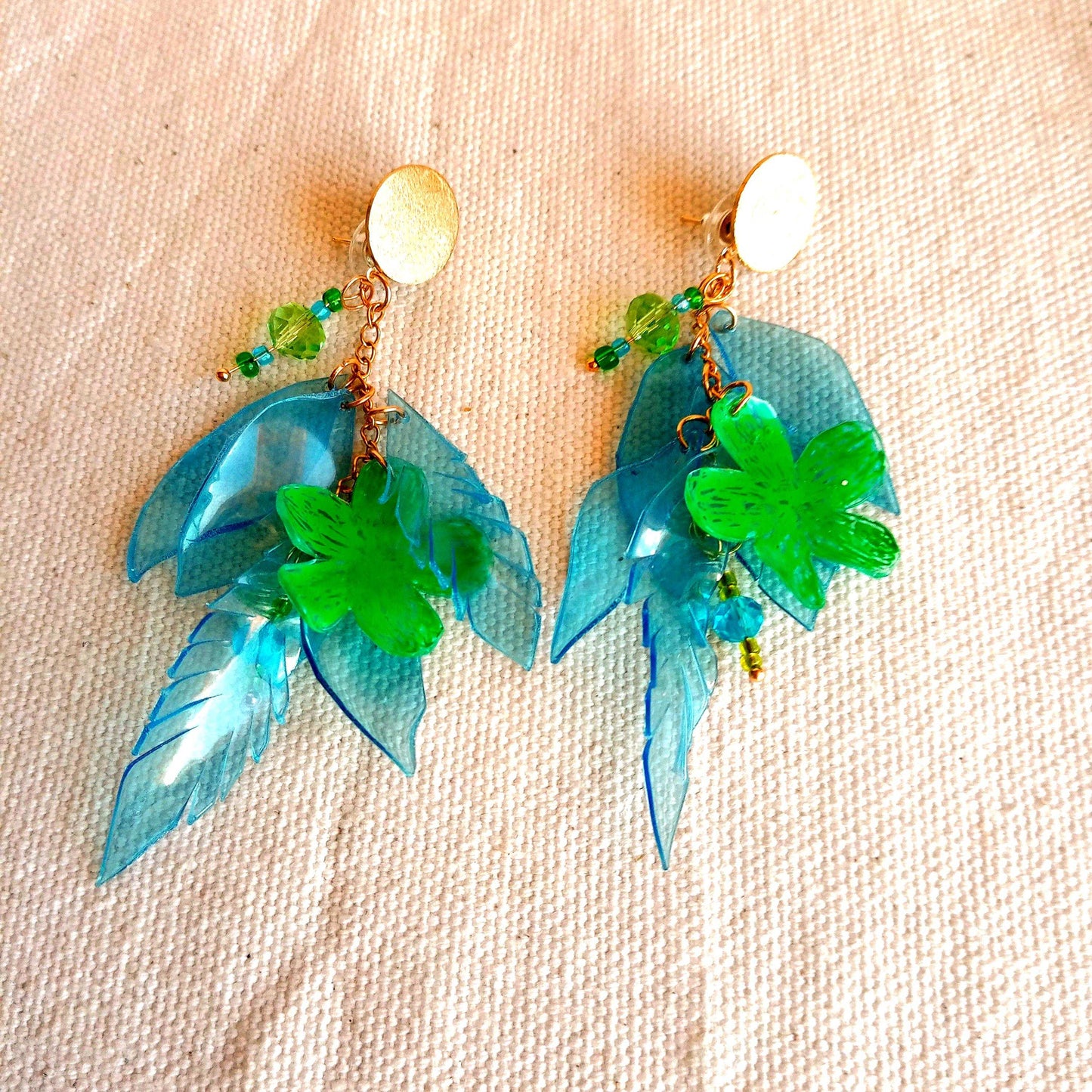 Boucles d'oreilles clous romantiques bleu et vertes, upcycling