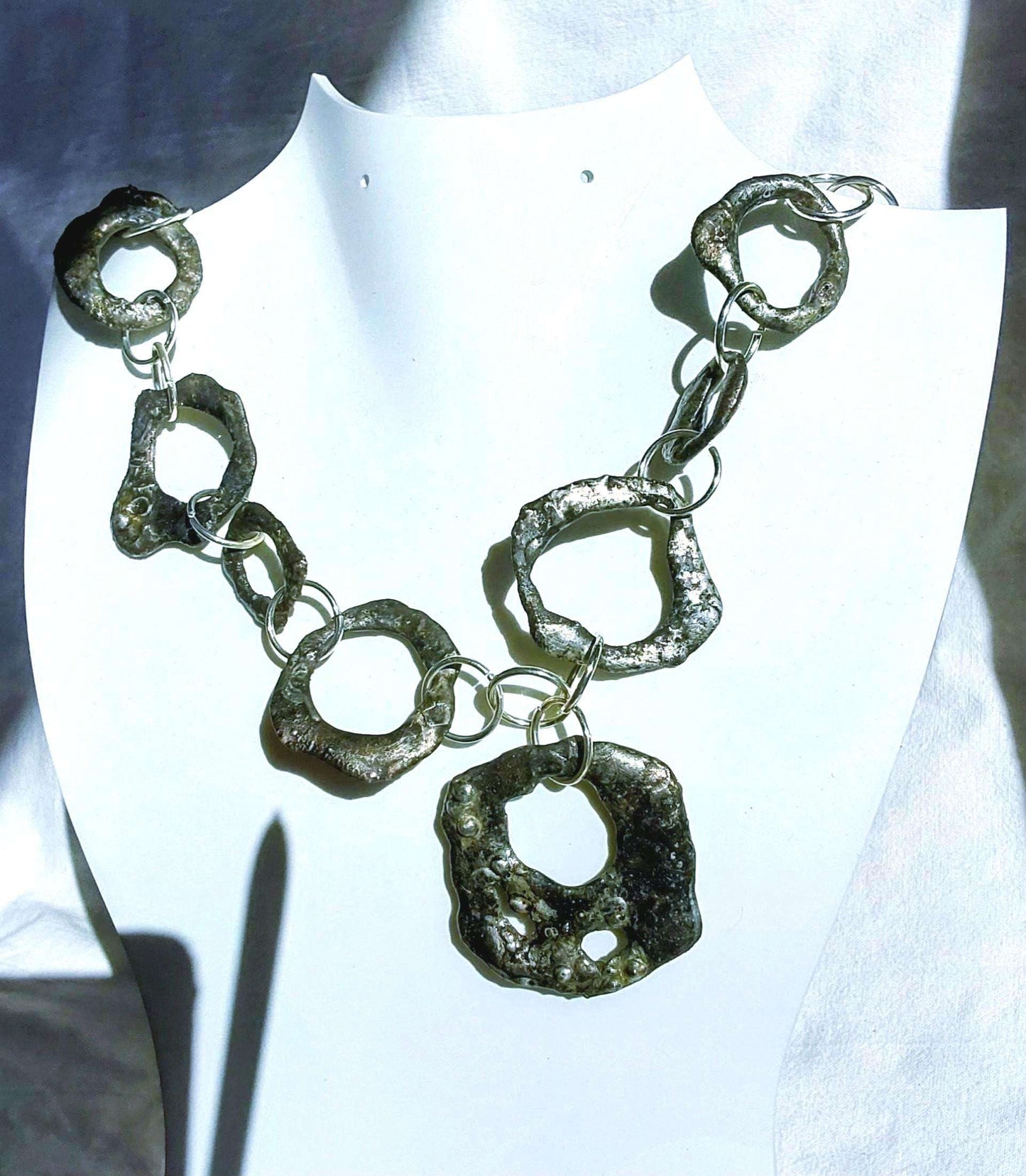 Collier brutaliste gothique étain vieilli