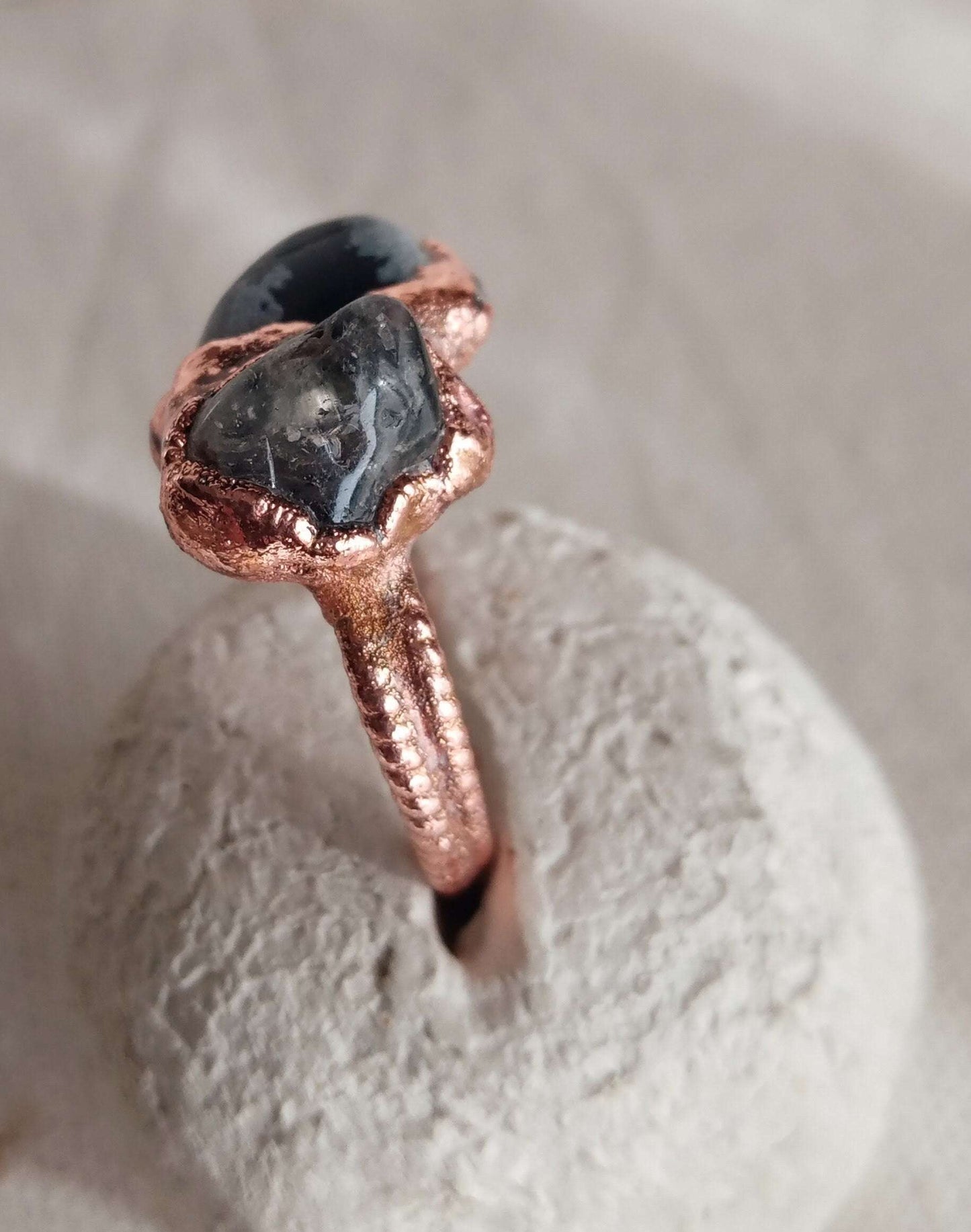 Bague T 51 brutaliste obsidienne et quartz fumé