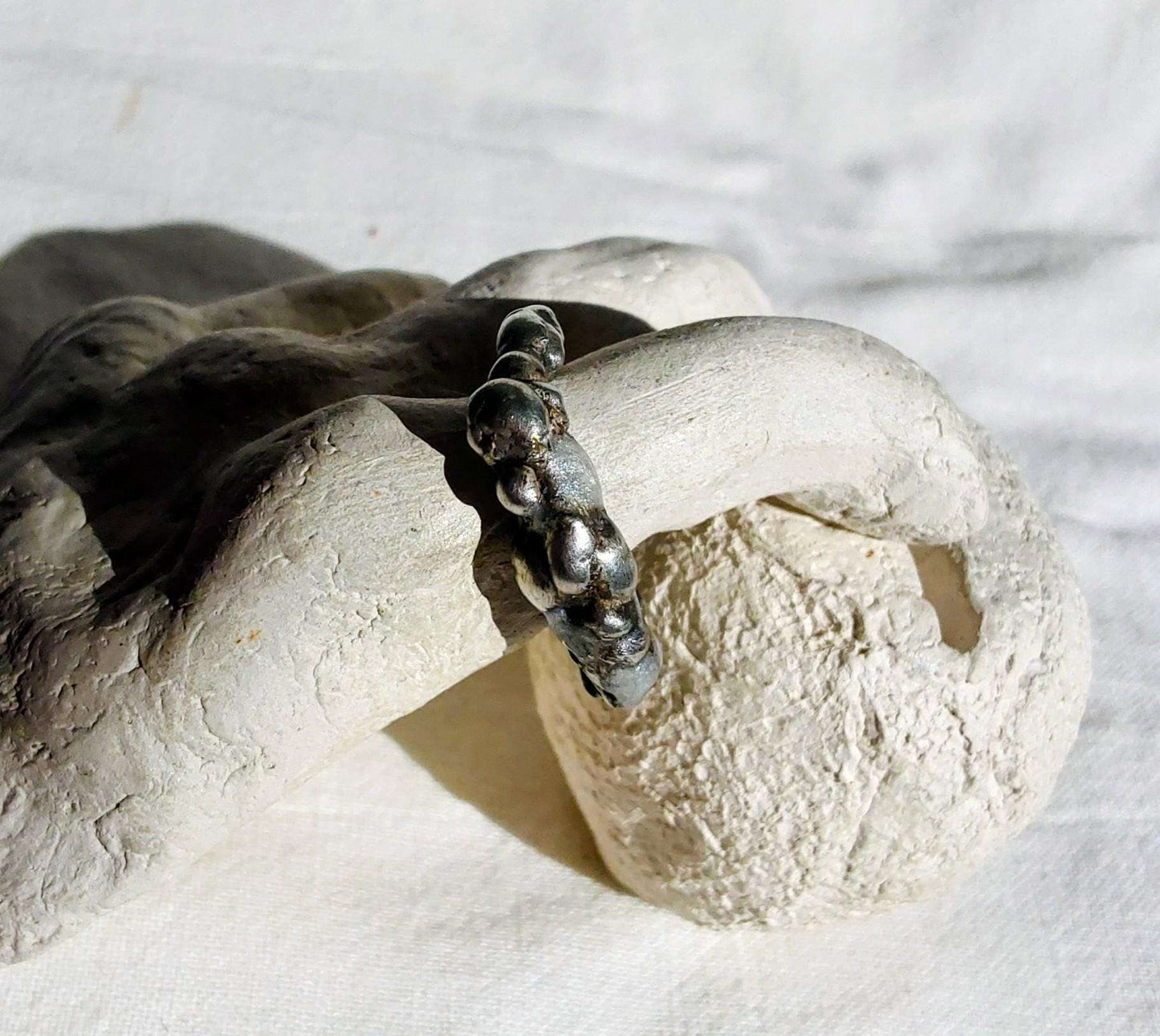 Bague anneau brutaliste contemporaine T51 étain touches blanc nacré