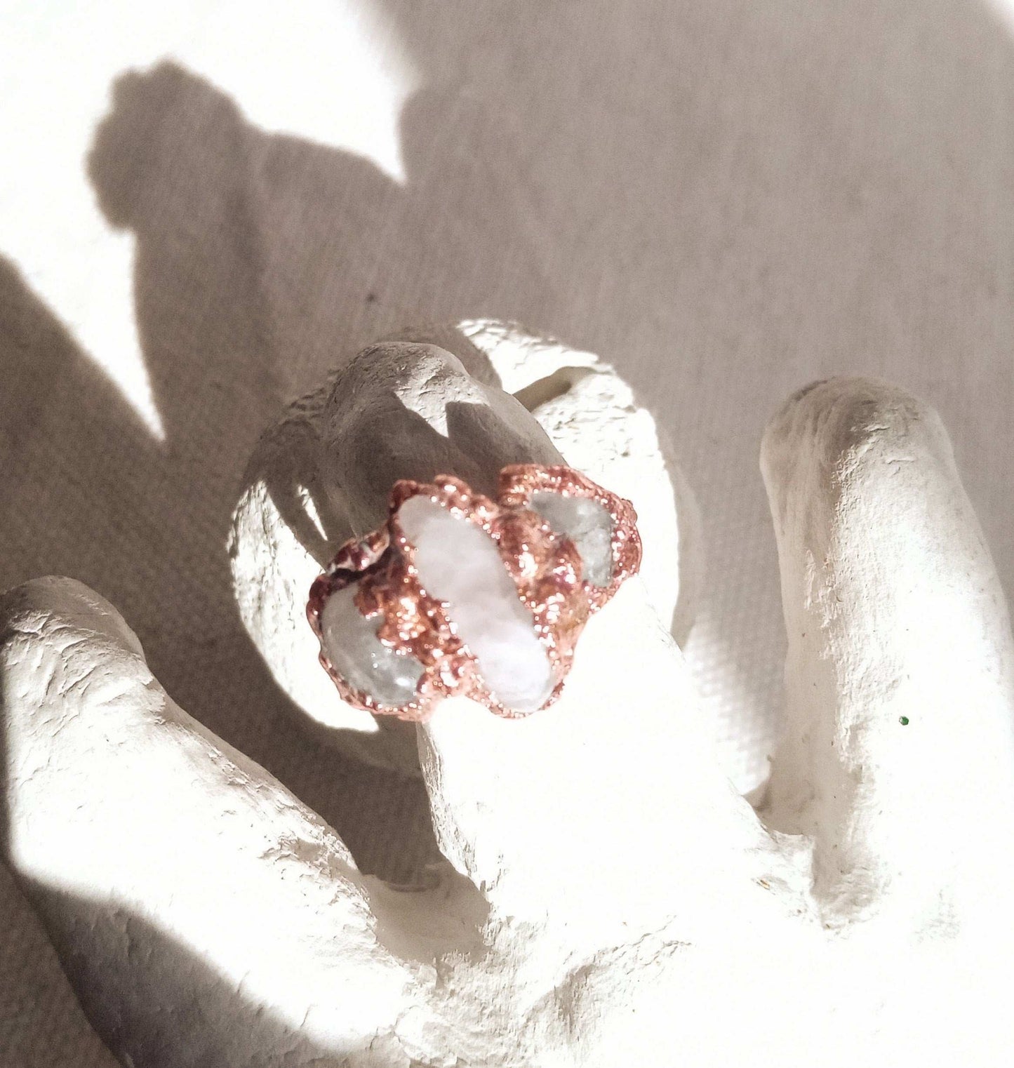 Bague pierres naturelles quartz rose cuivre électroformé style brutaliste