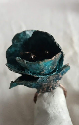 Bague T55 fleur bleue unique et audacieuse