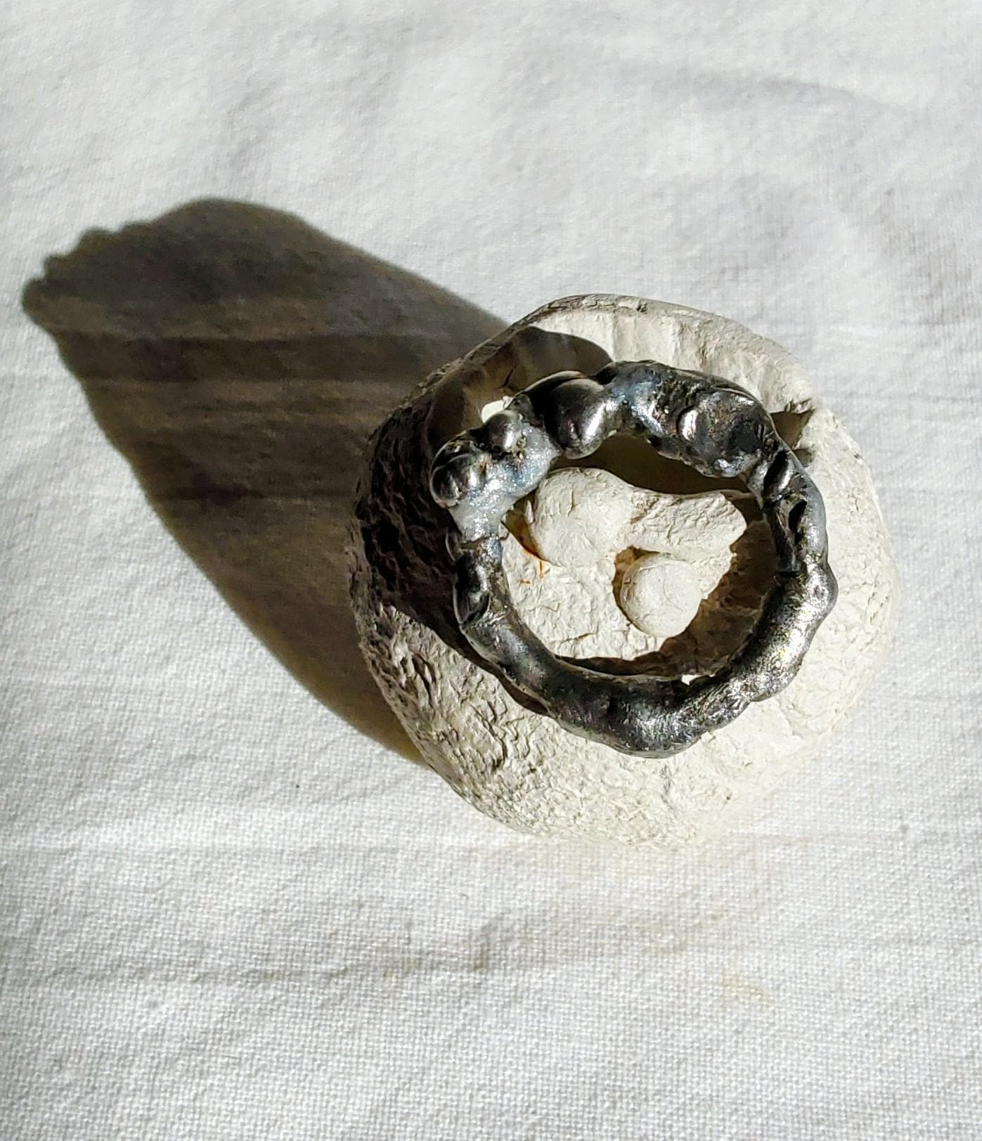 Bague anneau brutaliste contemporaine T51 étain touches blanc nacré