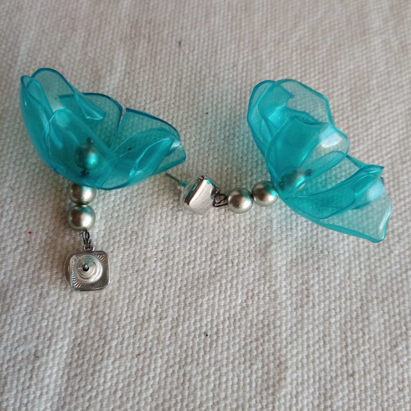 Clous d'oreillesfait main bleu fleurs plastique upcycling