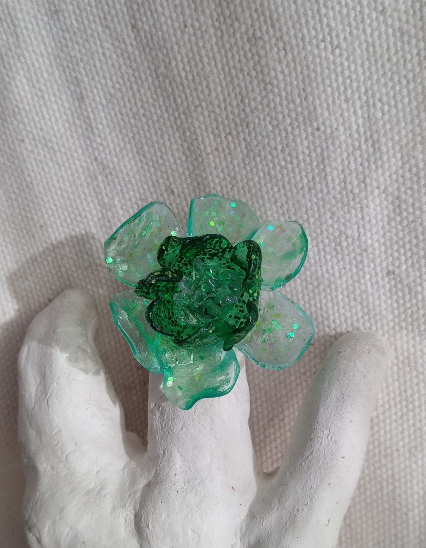 Bague T55 fleur verte en plastique pailleté surcyclé