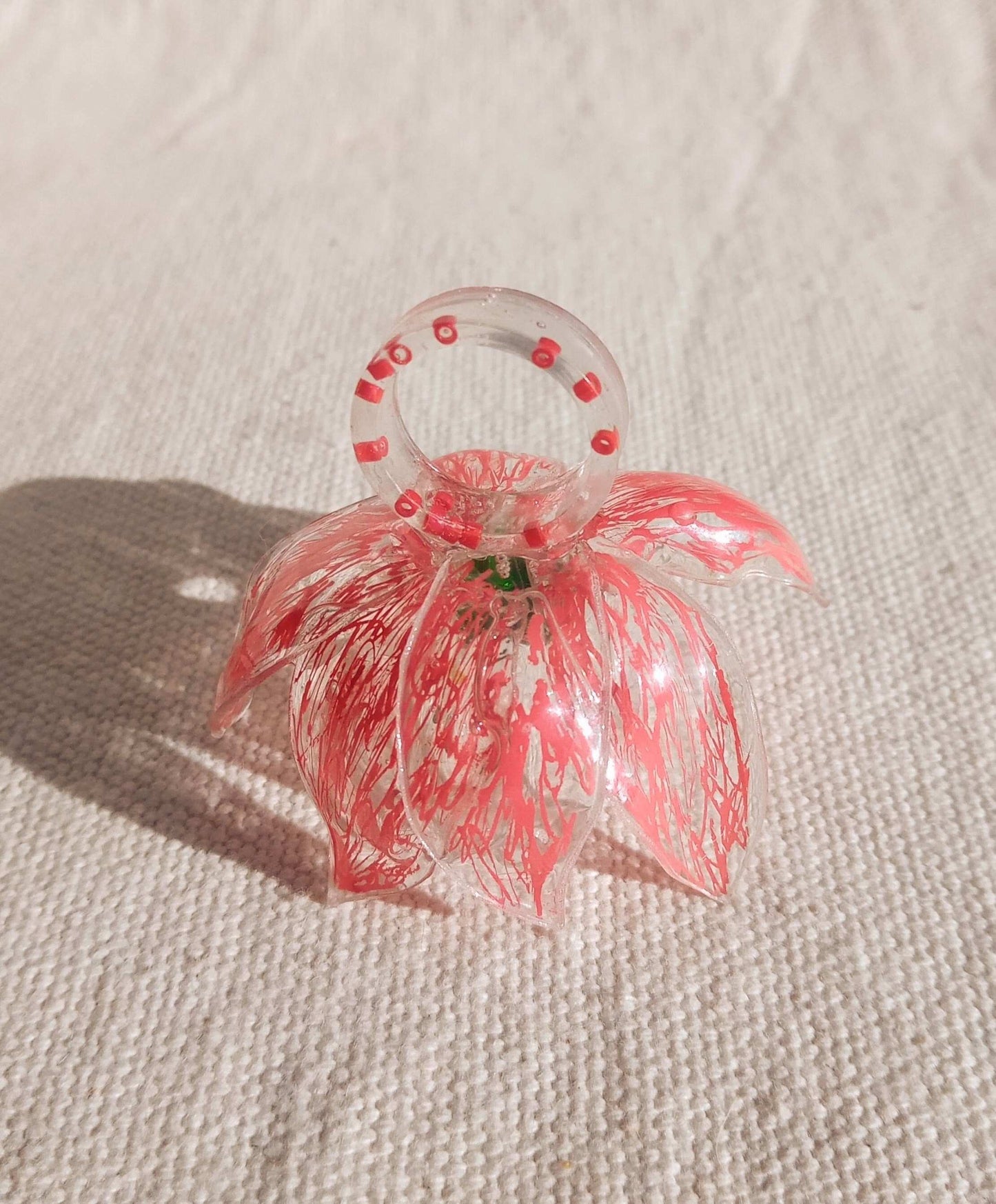 Bague T49 fleur rouge coeur vert en plastique surcyclé