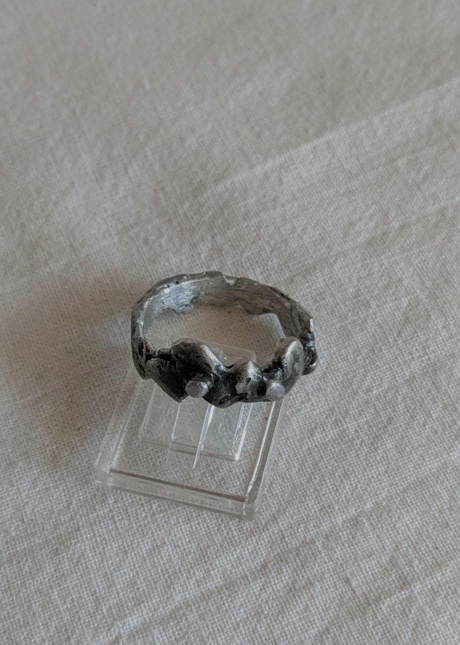 Bague anneau brutaliste contemporaine T62 étain massif vieilli