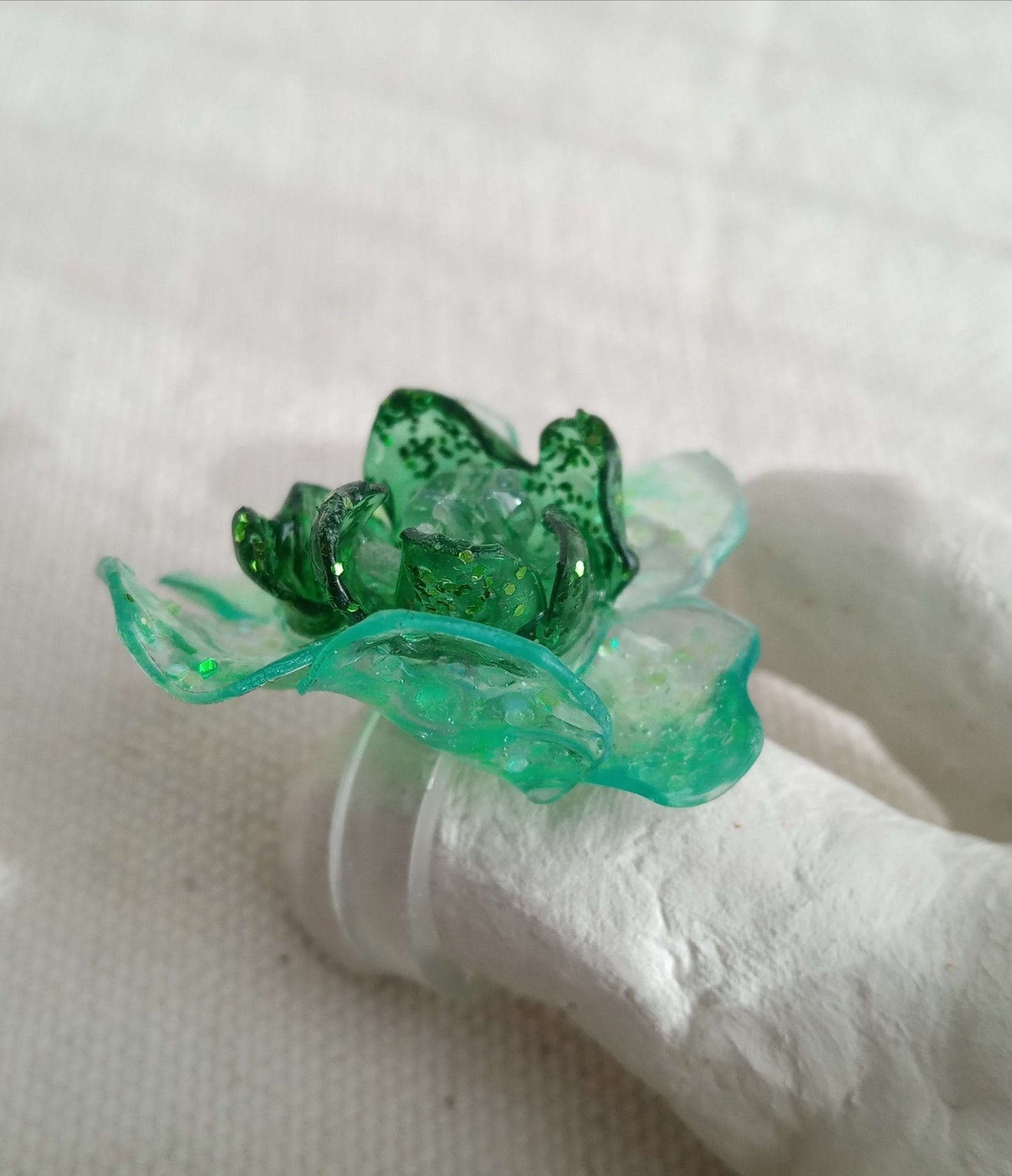 Bague T55 fleur verte en plastique pailleté surcyclé