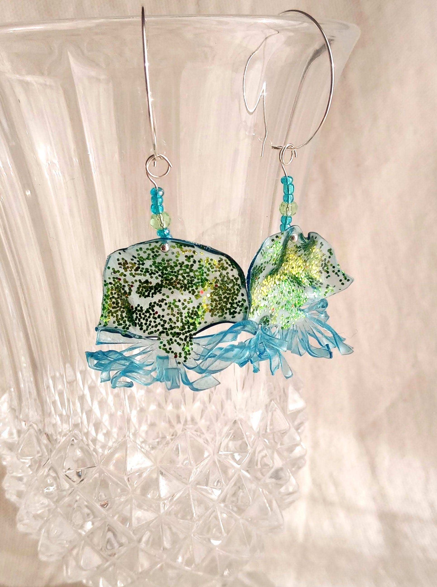 Créoles méduses bleues vert plastique upcycling