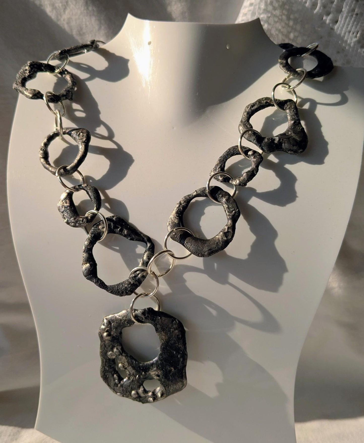 Collier brutaliste gothique étain vieilli