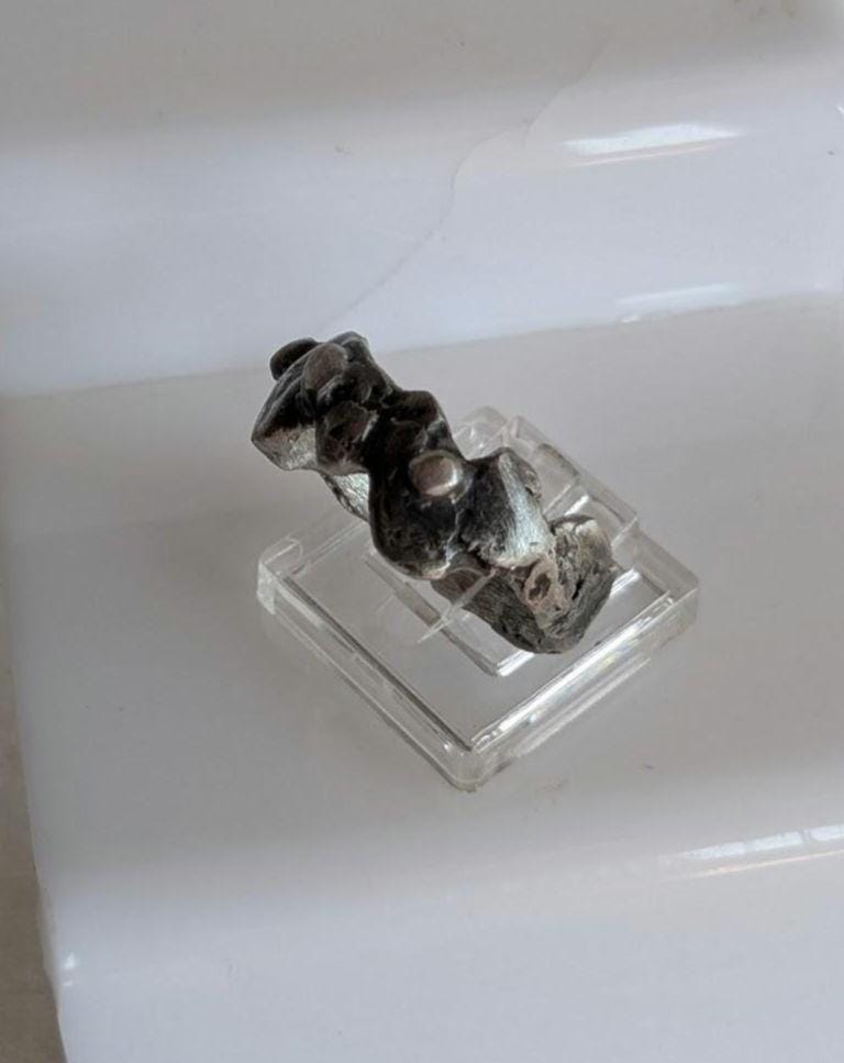 Bague anneau brutaliste contemporaine T62 étain massif vieilli