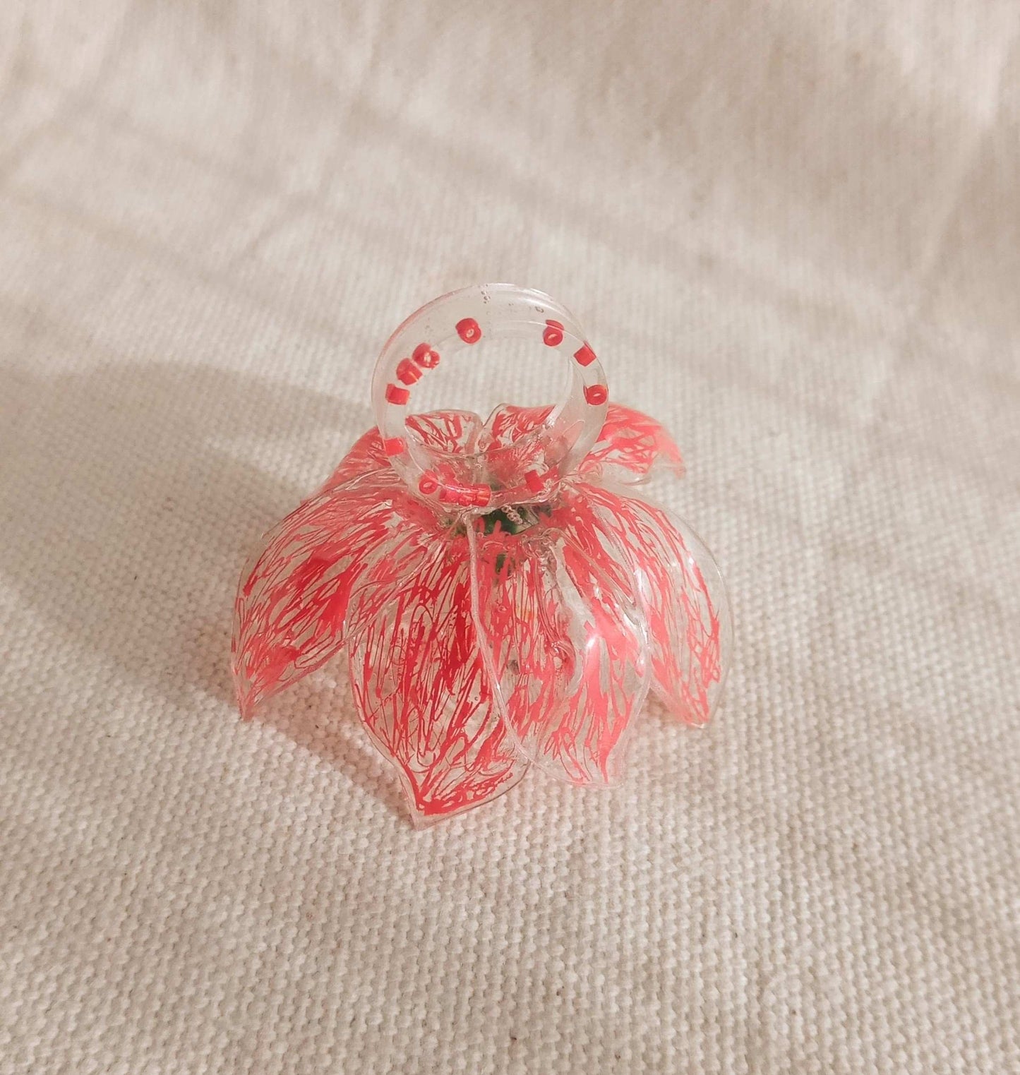 Bague T49 fleur rouge coeur vert en plastique surcyclé