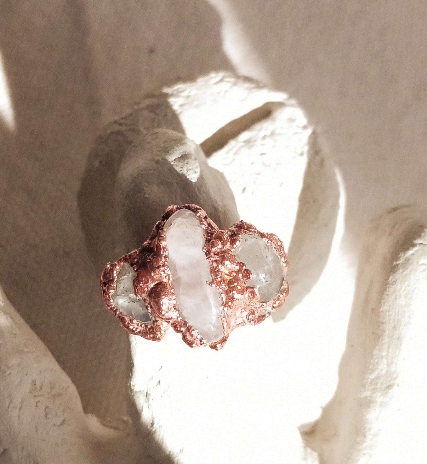 Bague pierres naturelles quartz rose cuivre électroformé style brutaliste