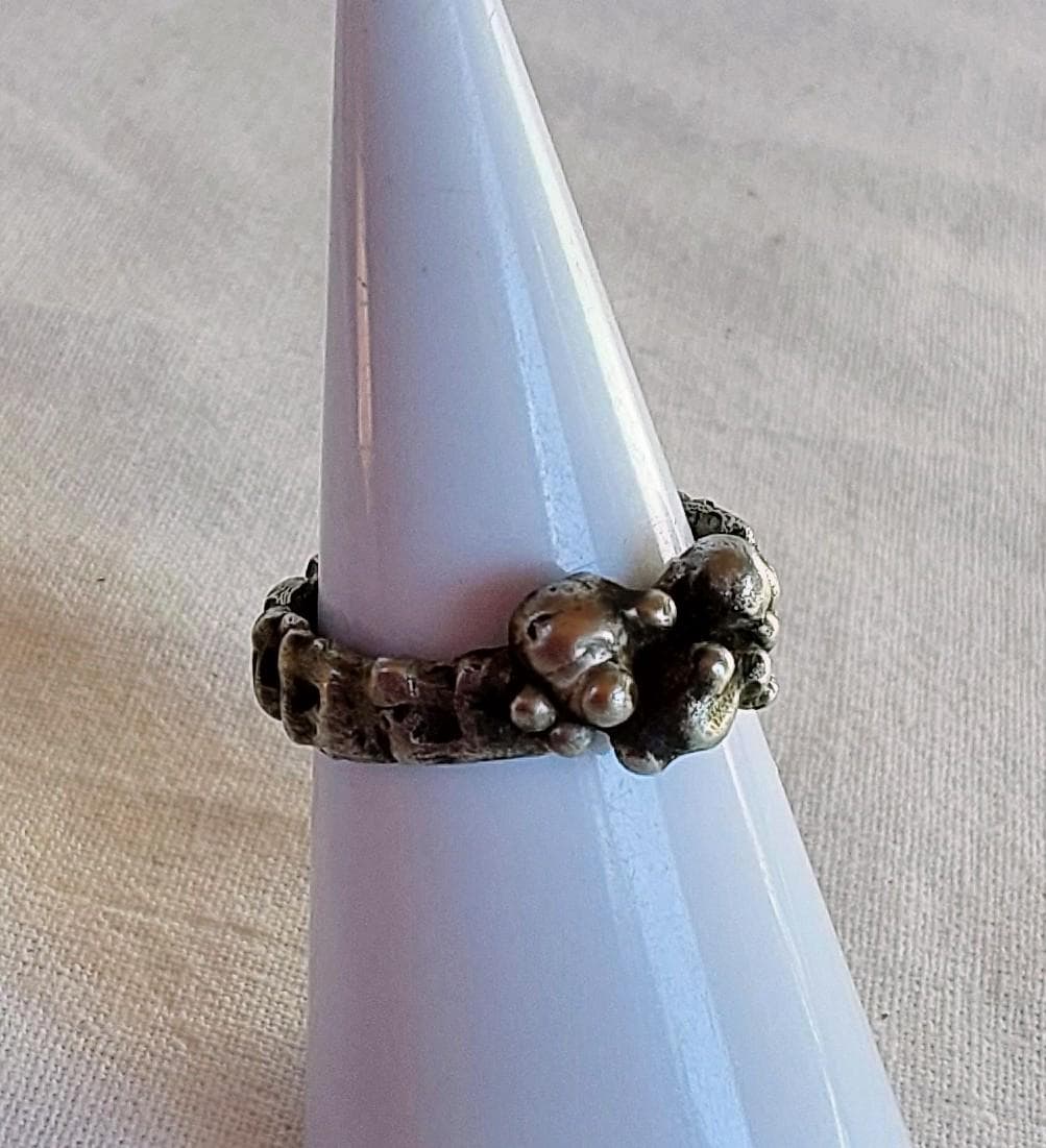 Bague brutaliste contemporaine T61 étain massif vieilli