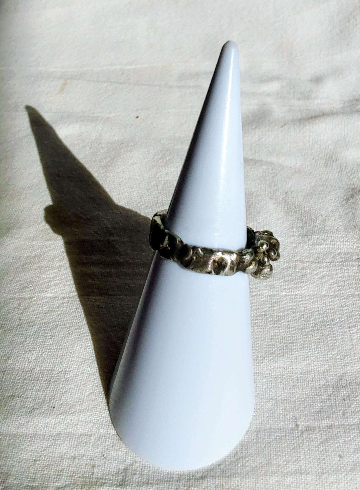 Bague brutaliste contemporaine T61 étain massif vieilli