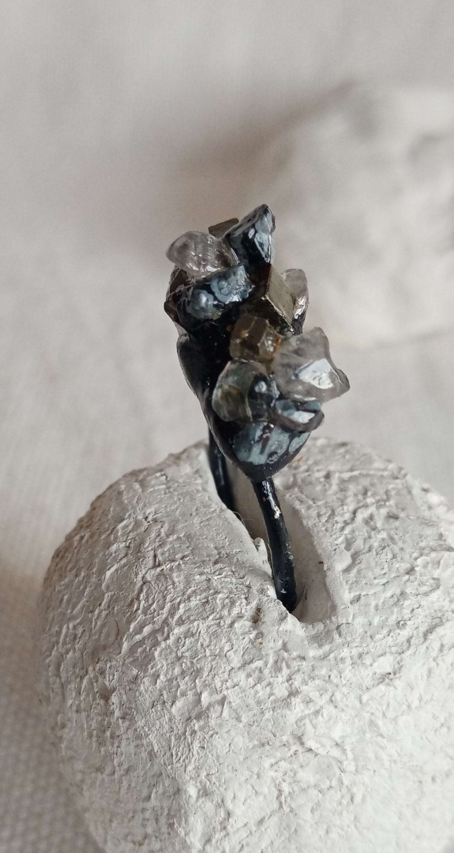 Bague contemporaine en étain et pierres naturelles.
