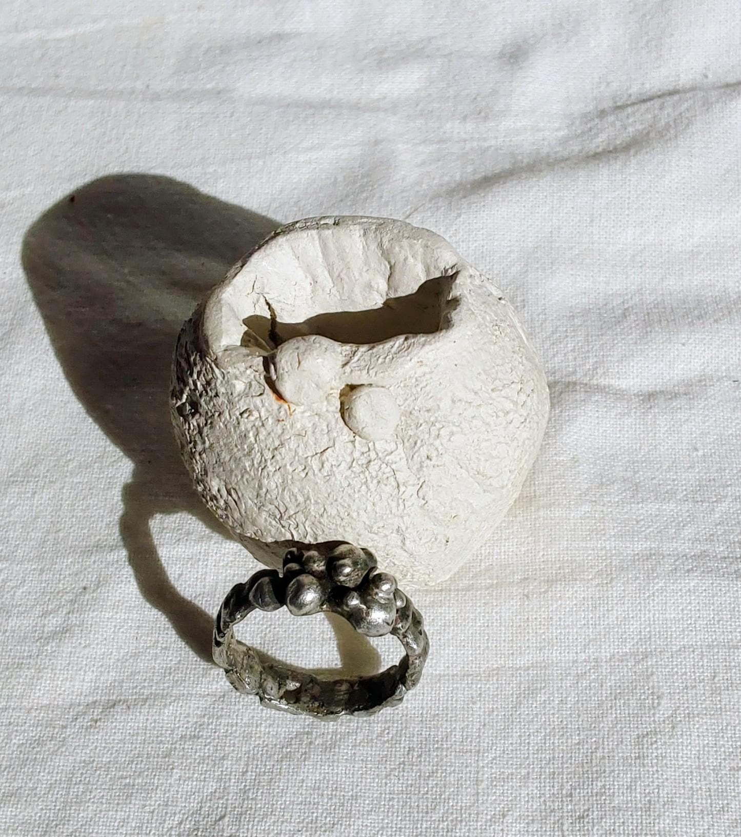Bague brutaliste contemporaine T61 étain massif vieilli